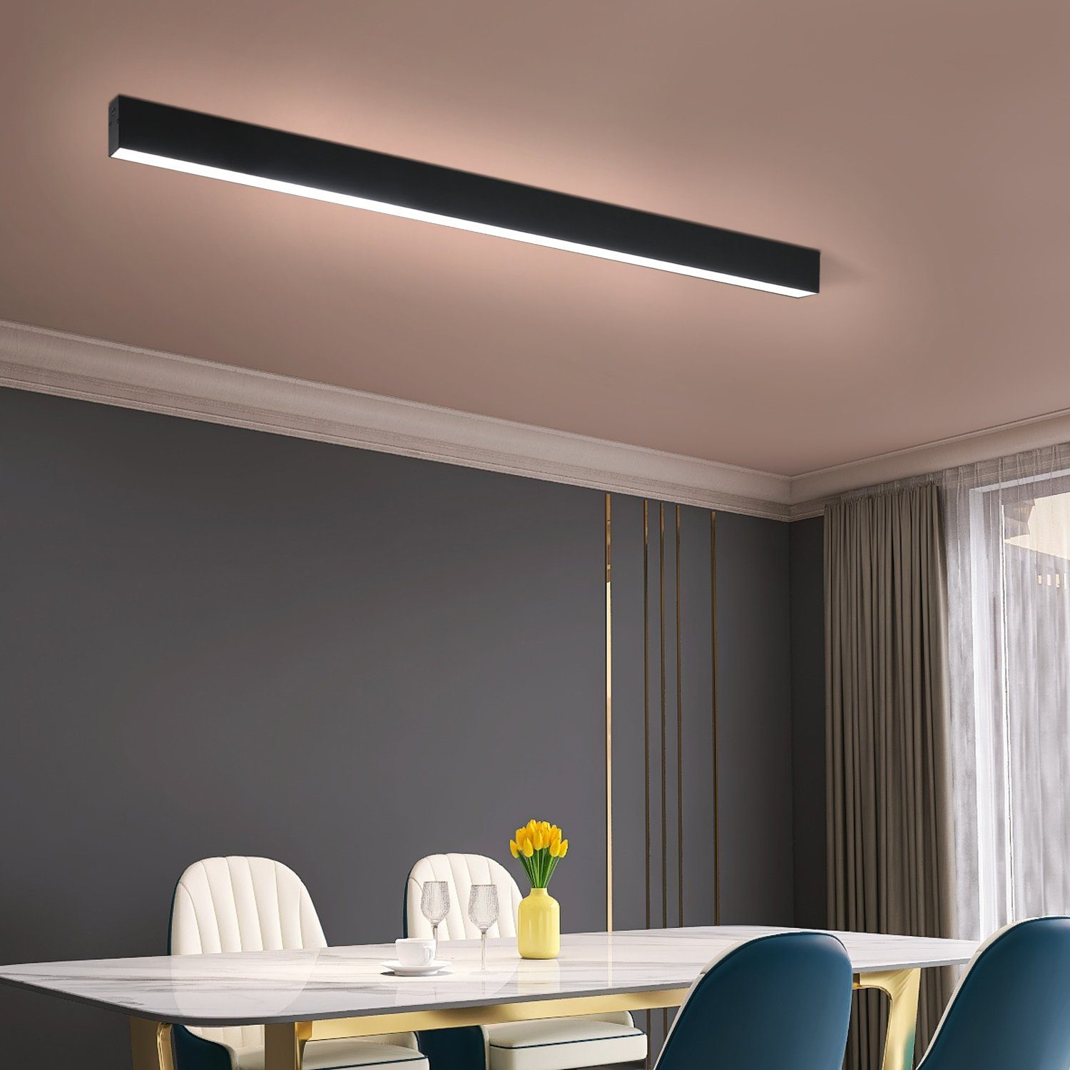 Lunga lampada da soffitto lineare nera che illumina una zona pranzo con tavolo e sedie.