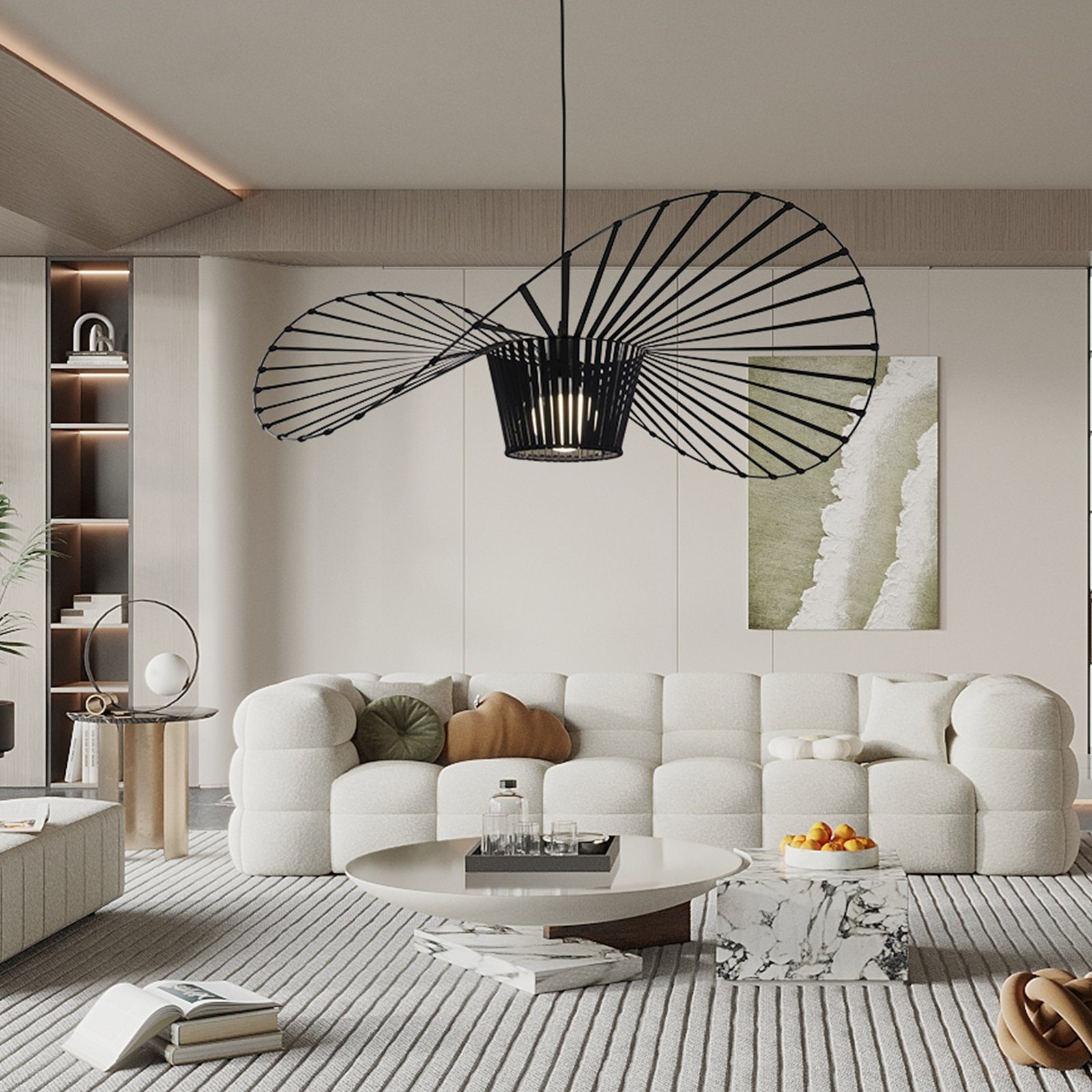 Ein moderner schwarzer Kronleuchter mit einzigartigem Design, der in einem stilvollen Wohnzimmer hängt. Weißes Sofa und runder Tisch.