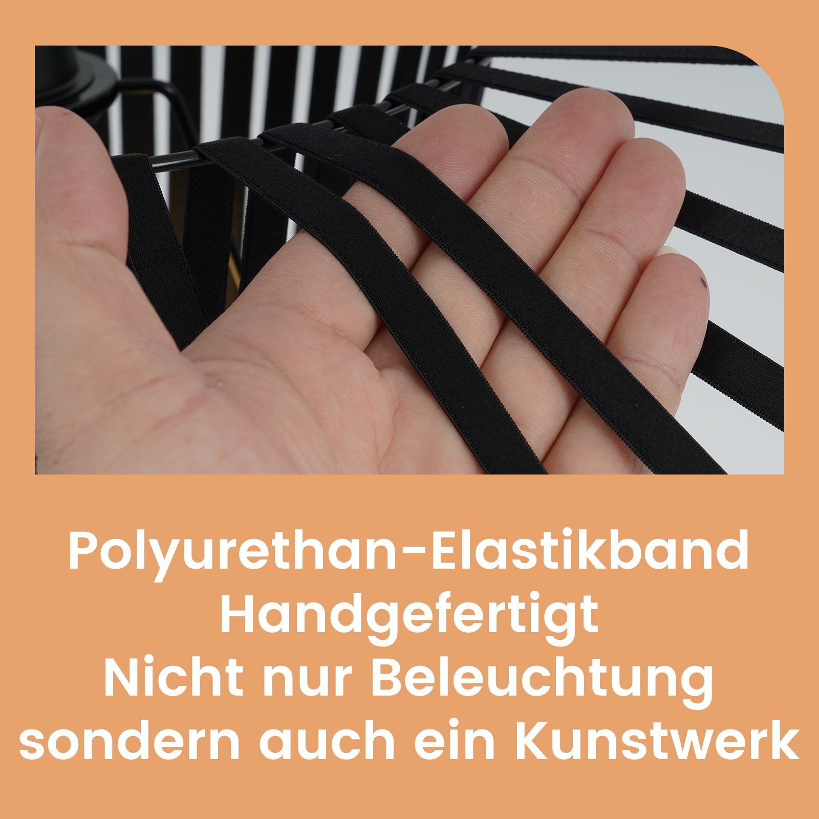 Nahaufnahme eines schwarzen Gummibands in der Hand. Text besagt, dass es handgefertigt ist.