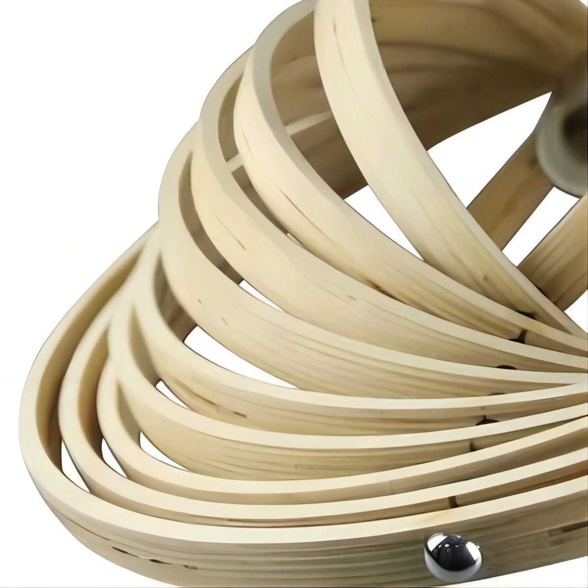 Un primo piano di un apparecchio di illuminazione in legno con un design a spirale, che mostra la sua struttura artistica unica.