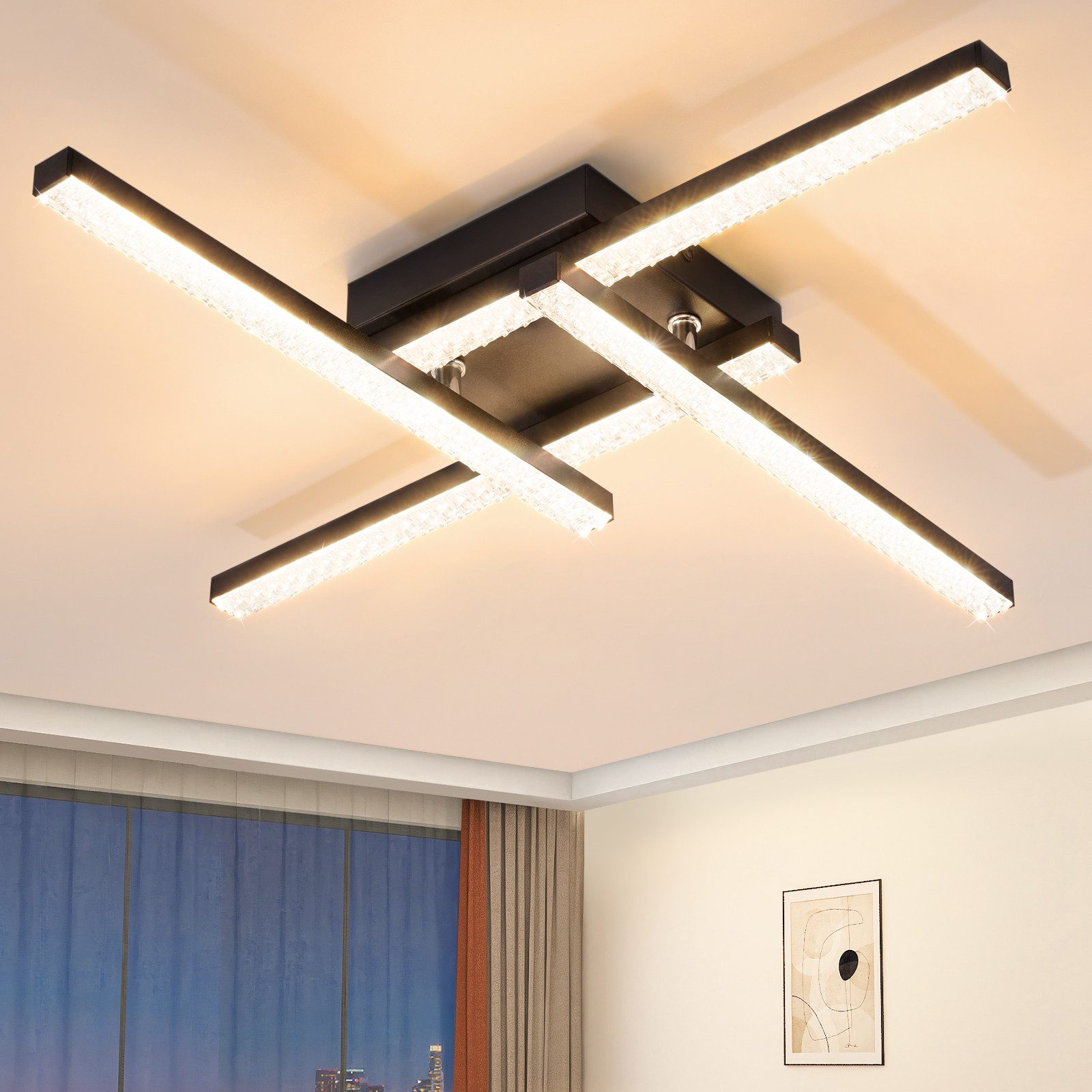 Lampada da soffitto con quattro barre luminose intersecanti, che emettono luce calda.