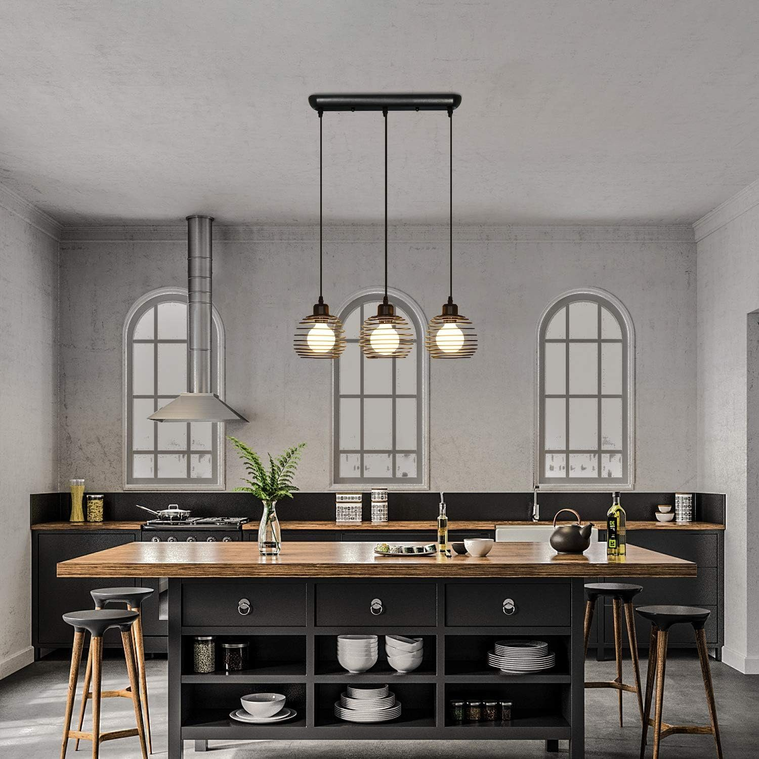 Nowoczesna wyspa kuchenna z trzema lampami wiszącymi nad nią i stołkami. Szare ściany i okna w tle.