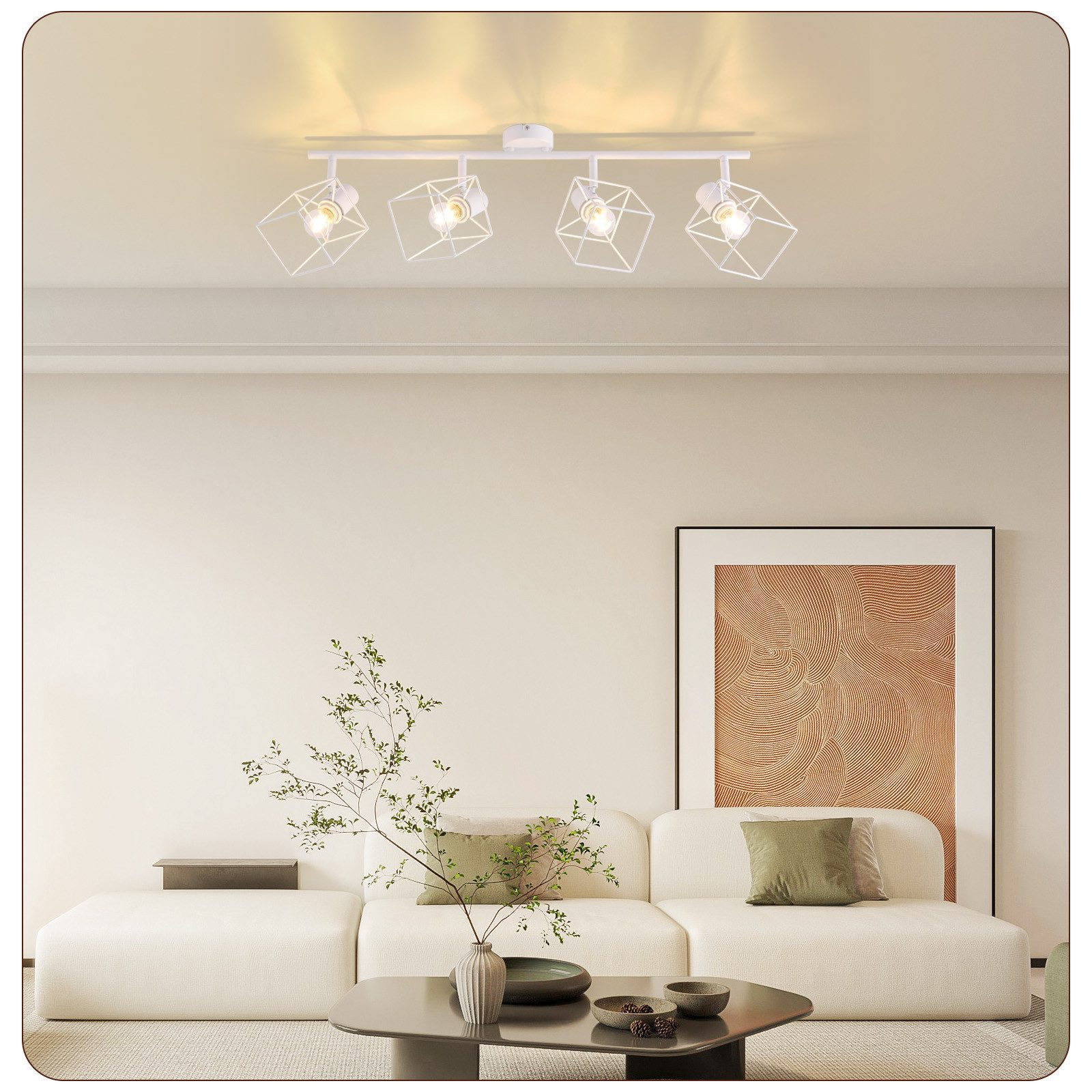 Soggiorno con divano bianco, arte e quattro luci geometriche bianche sul soffitto.