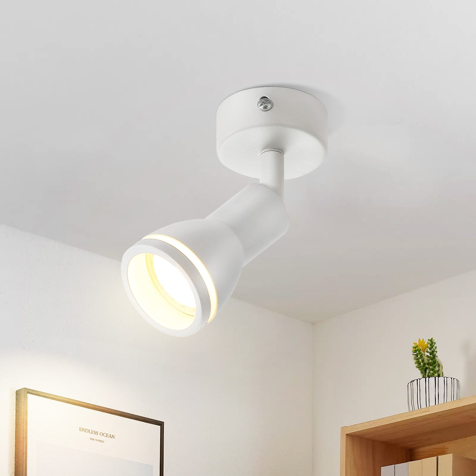 Faretto da soffitto bianco e moderno. Montato su soffitto bianco, angolato verso lo spettatore.