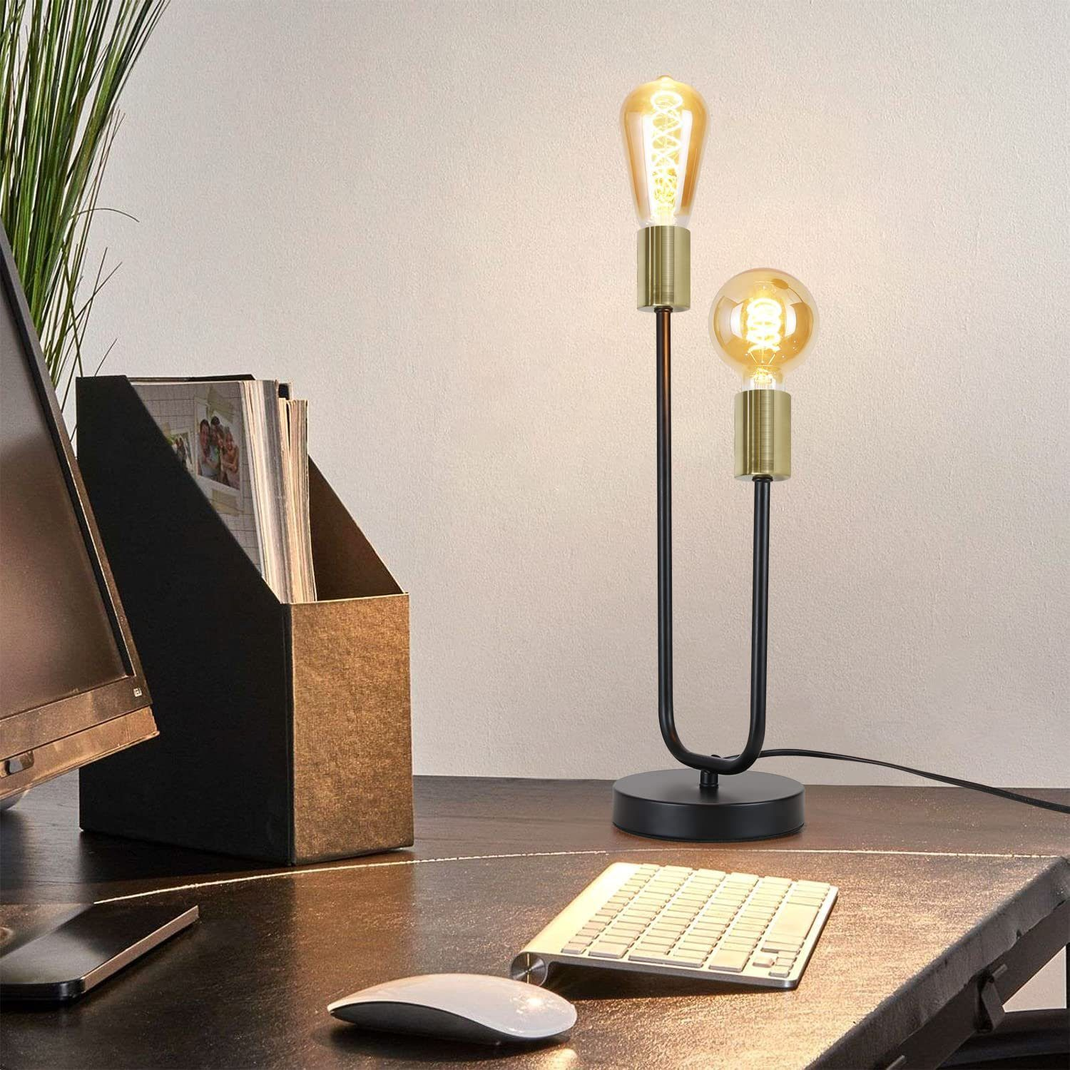 Czarna lampa biurkowa z dwiema żarówkami w stylu Edisona, jedną okrągłą, jedną długą. Jest klawiatura i mysz.