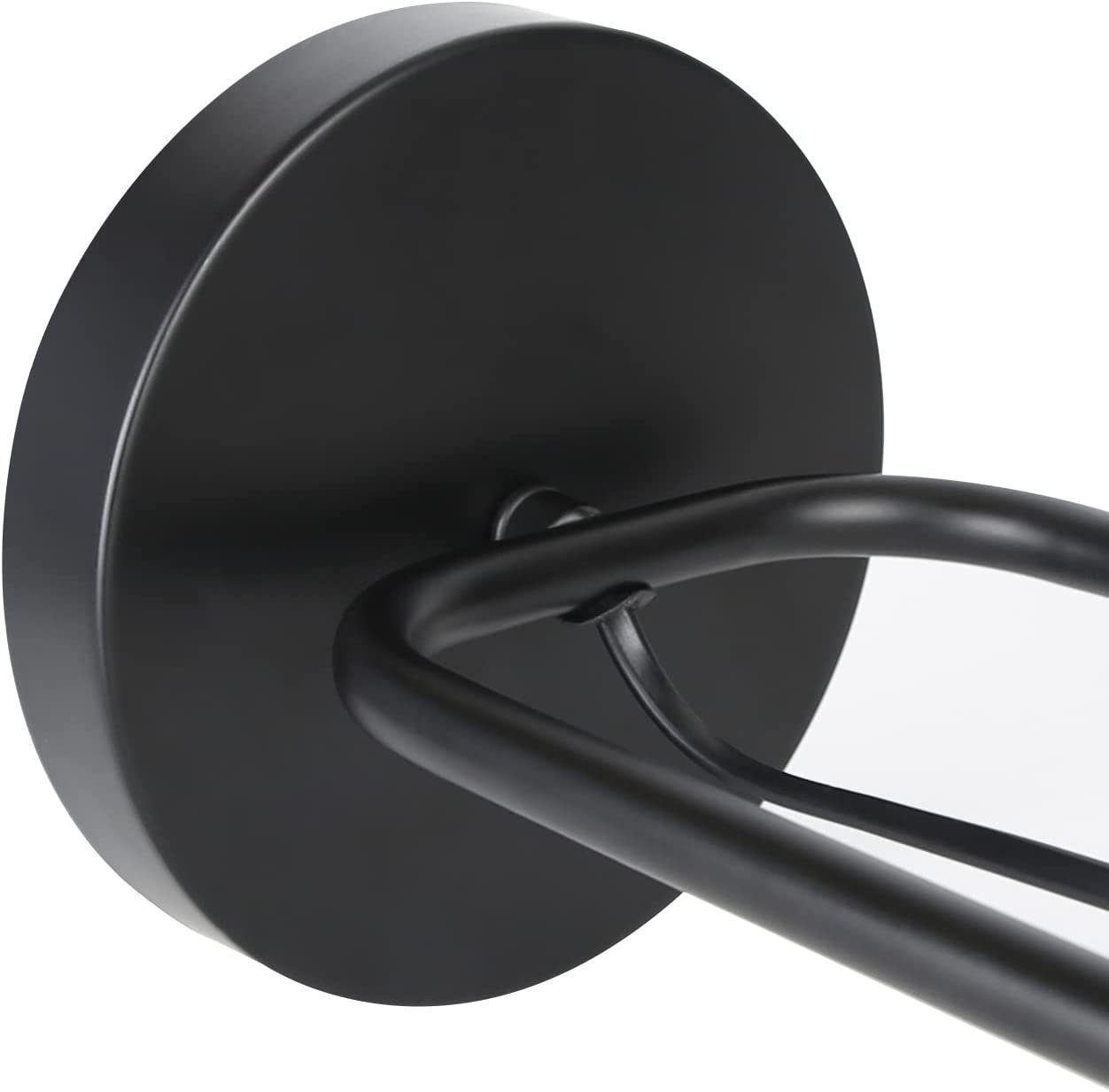 Zbliżenie czarnej podstawy lampy sufitowej z zakrzywionym ramieniem. Podstawa jest okrągła i przymocowana do sufitu.