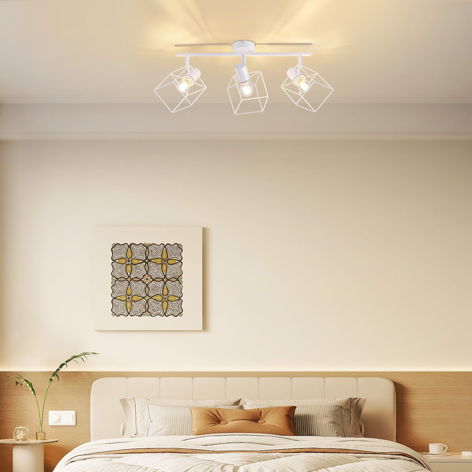 Una camera da letto con un dipinto e una lampada da soffitto con tre luci in gabbie di filo.