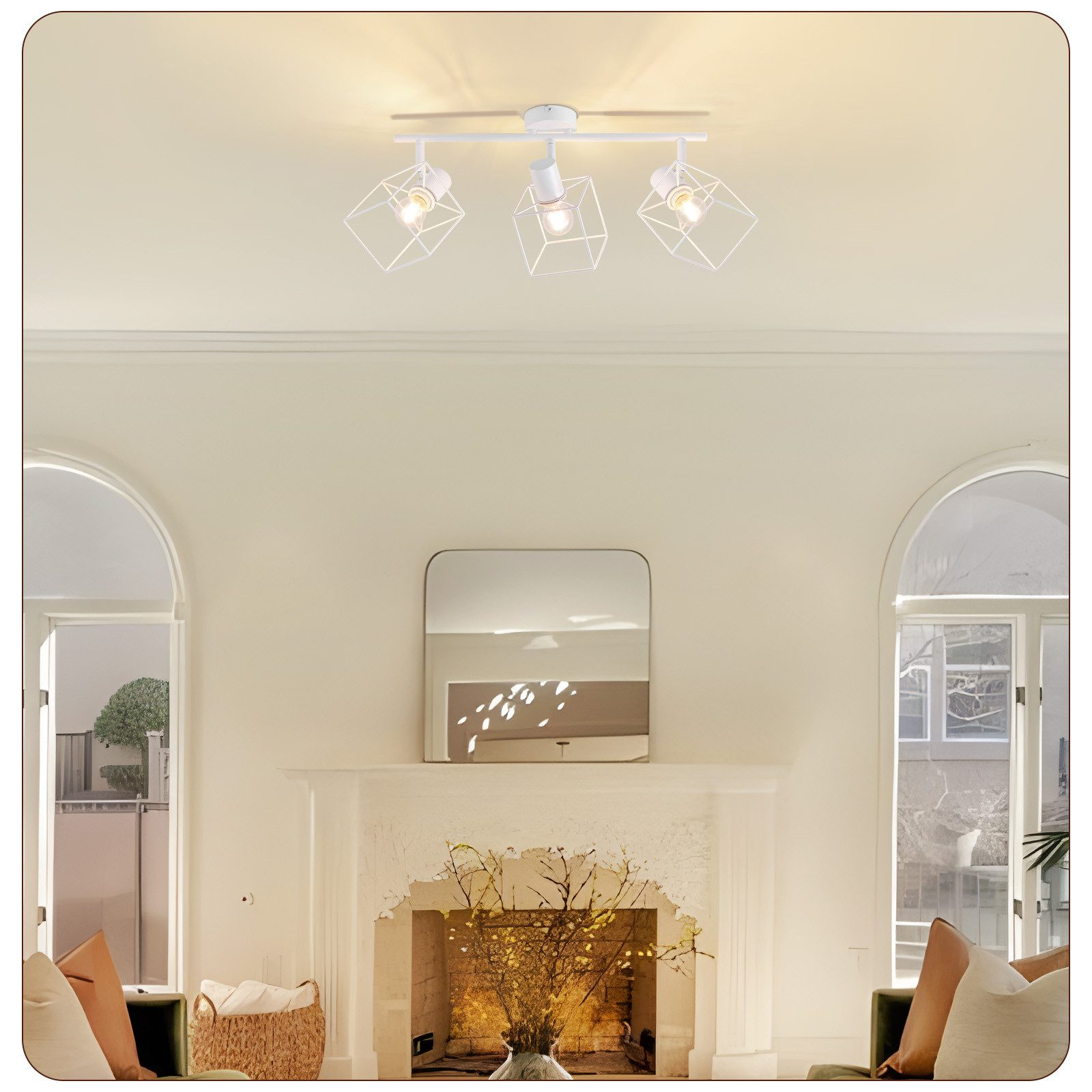 Un apparecchio di illuminazione a soffitto bianco con tre luci a forma di cubo. La luce brilla su un soggiorno.