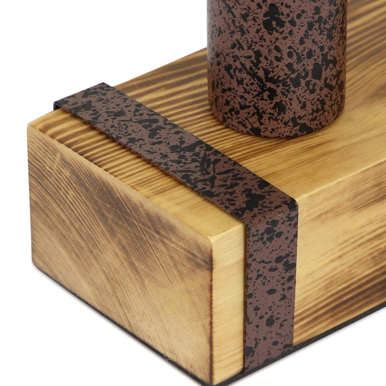 Drewniane pudełko z brązowym skórzanym paskiem. Brązowy kubek na pudełku.