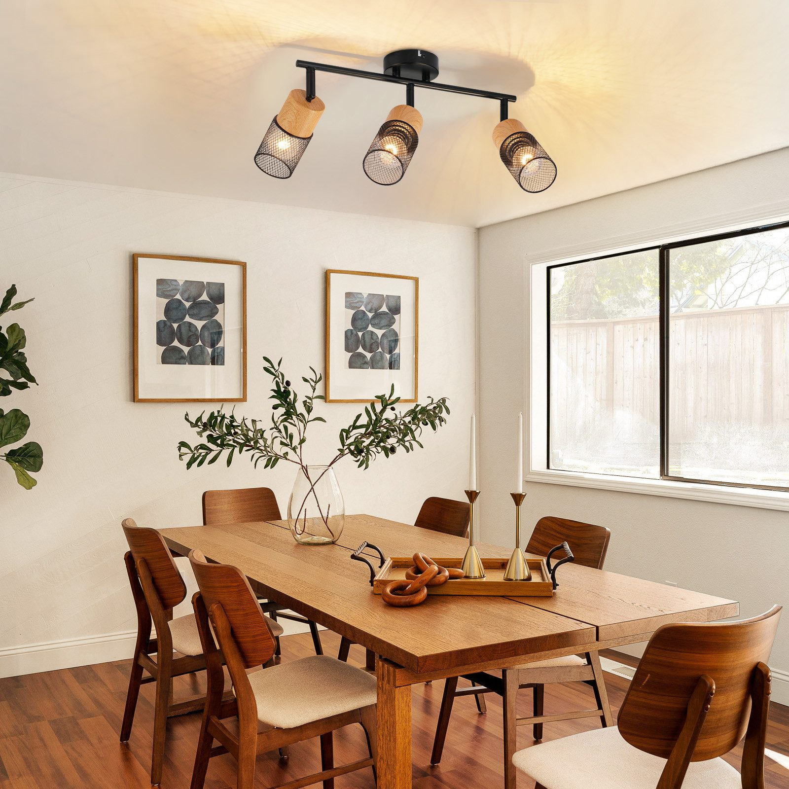 Jadalnia ze stołem, krzesłami i lampą sufitową.