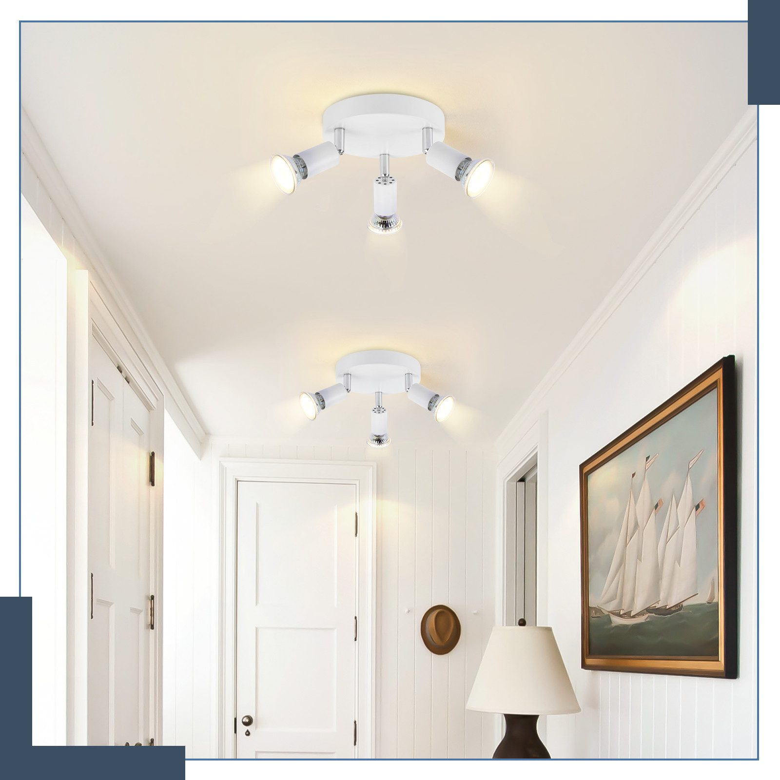Due serie di luci a soffitto in un corridoio. Le luci sono bianche e c'è un dipinto sulla parete.