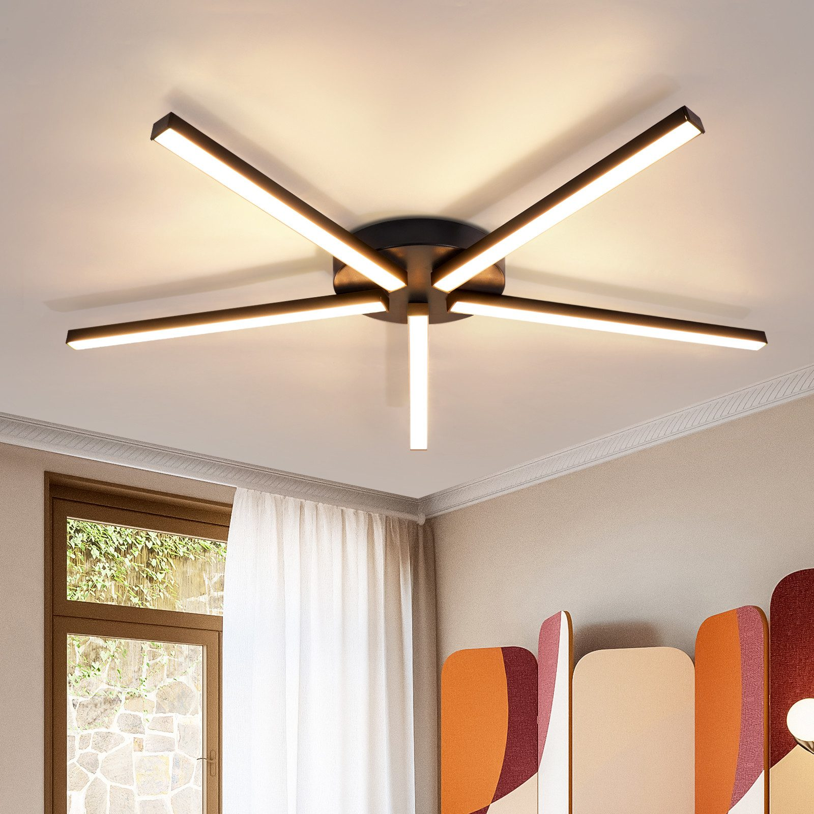Un apparecchio di illuminazione a soffitto con cinque barre luminose dritte, lunghe e rettangolari.