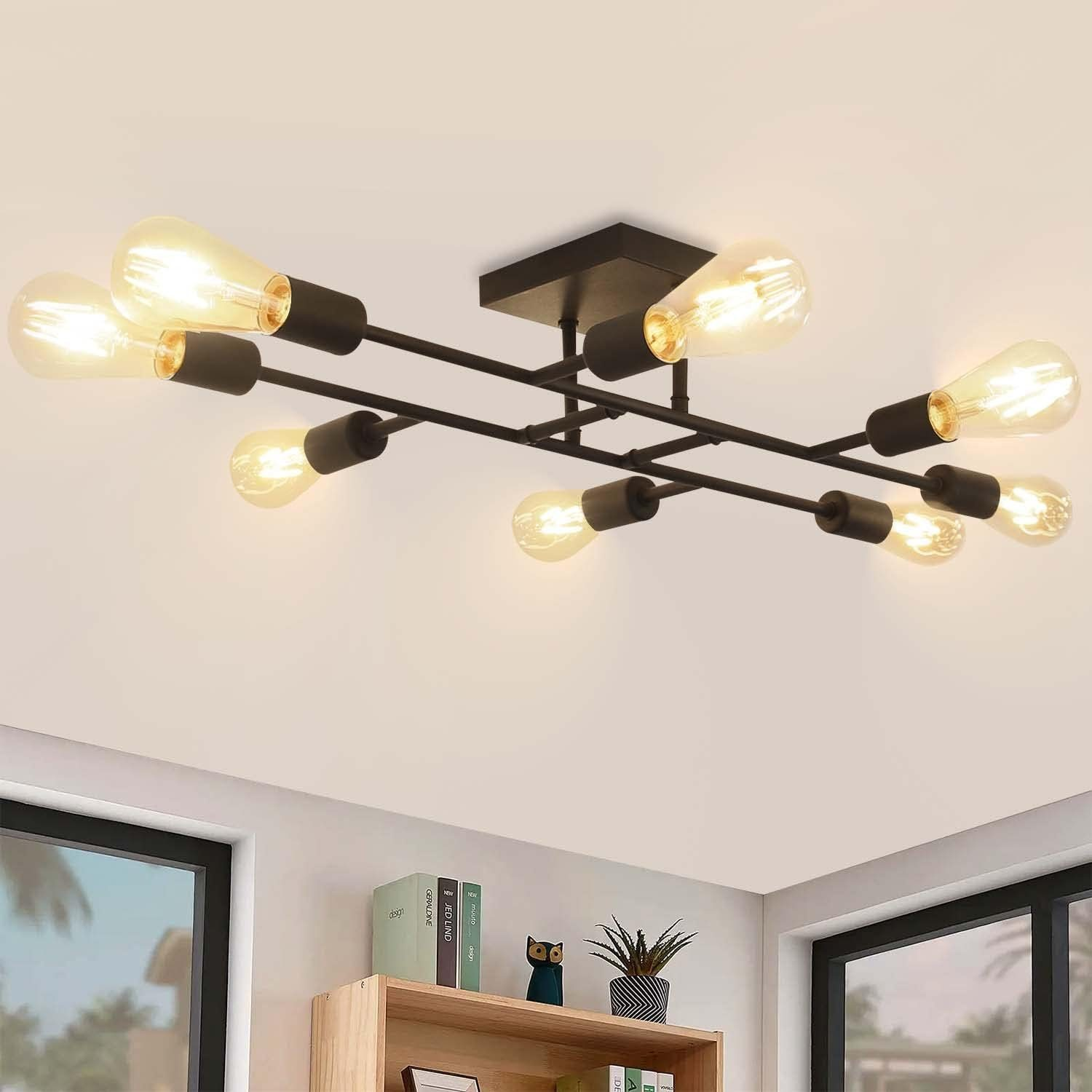 Lampada da soffitto nera con otto lampadine Edison. Il soffitto è bianco.