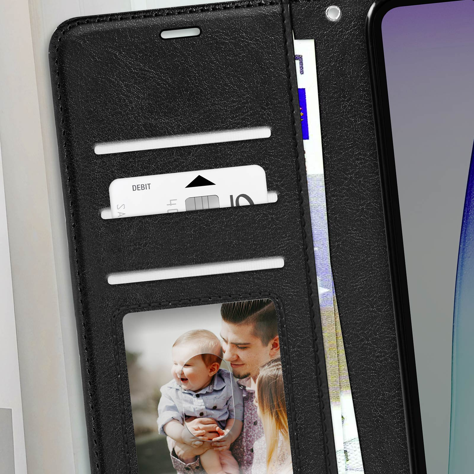 Primo piano di una custodia per telefono nera con carta di credito, passaporto e una foto di famiglia.