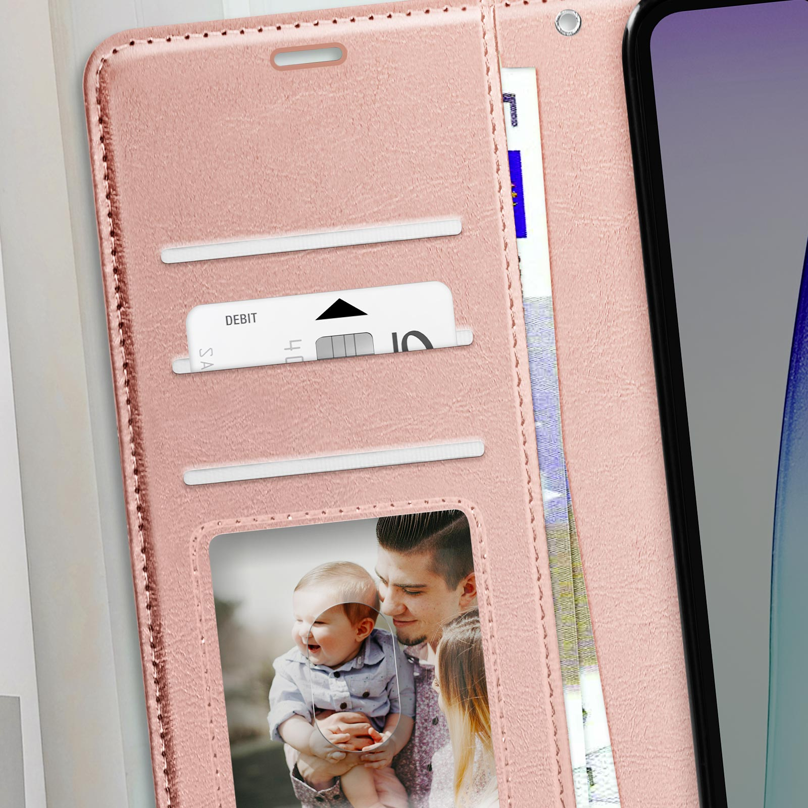 Una custodia rosa per telefono con una foto di famiglia. Ci sono fessure per carte e uno scomparto per banconote.