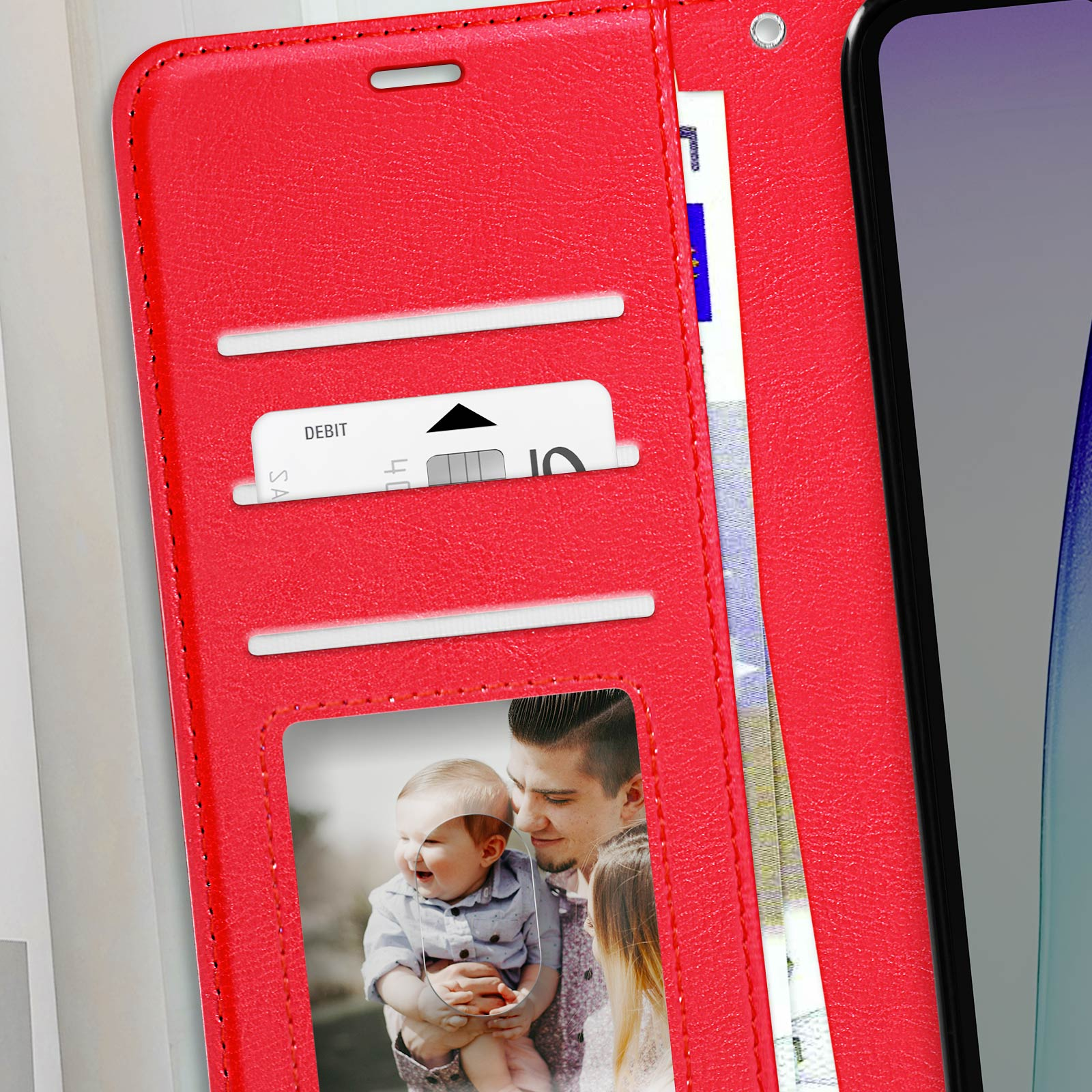 Una custodia rossa per telefono aperta, che rivela fessure per carte, una foto di famiglia e uno schermo.