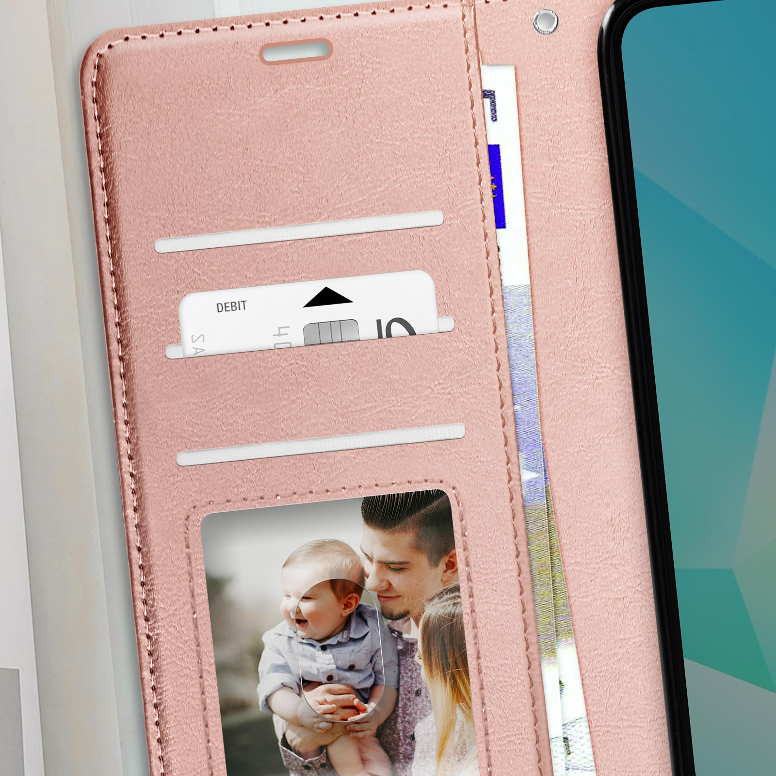 Un étui de téléphone rose de type portefeuille est ouvert. Il comporte des fentes pour cartes, une photo de famille et un téléphone.