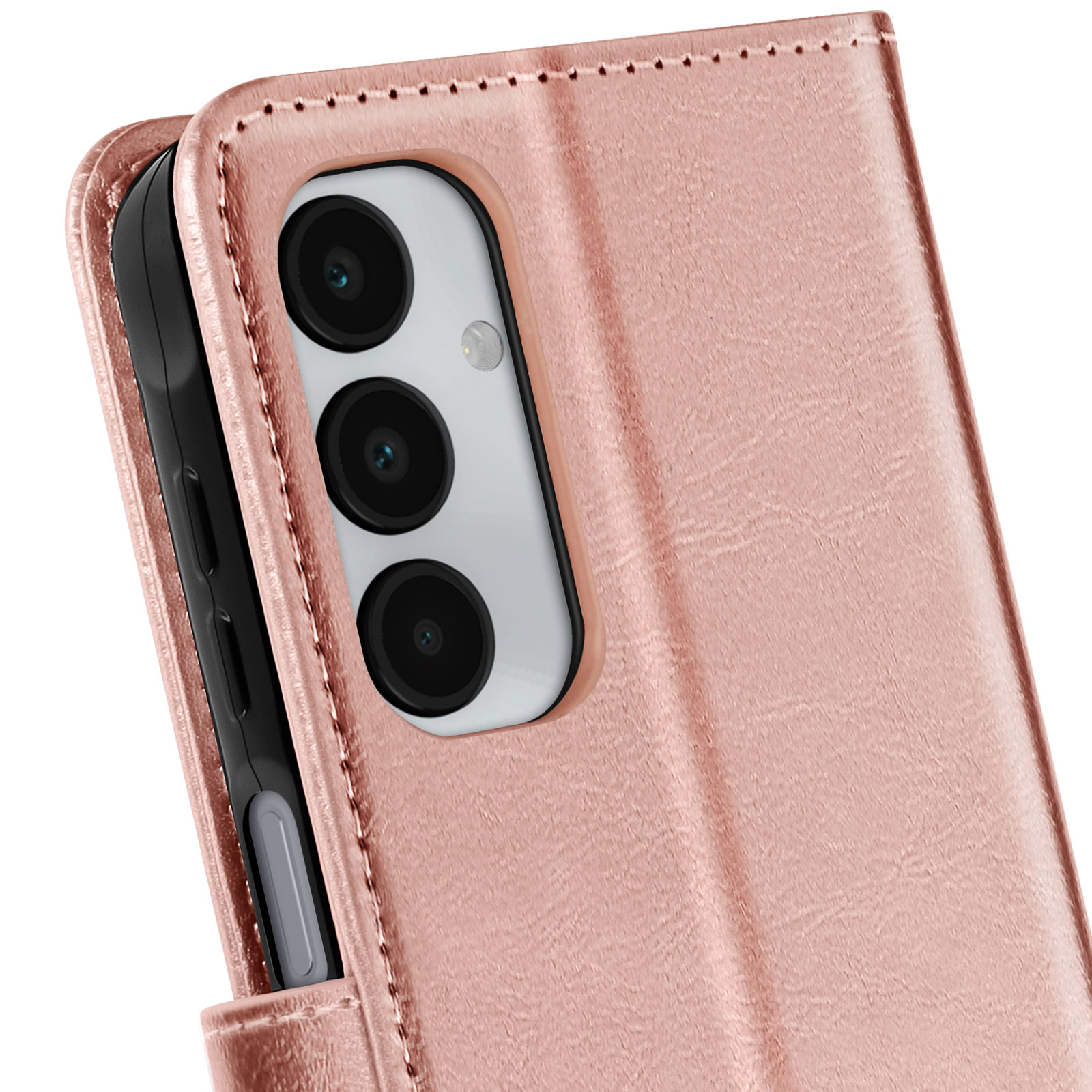 Gros plan d'une coque de téléphone or rose. La coque recouvre le téléphone et possède plusieurs caméras.