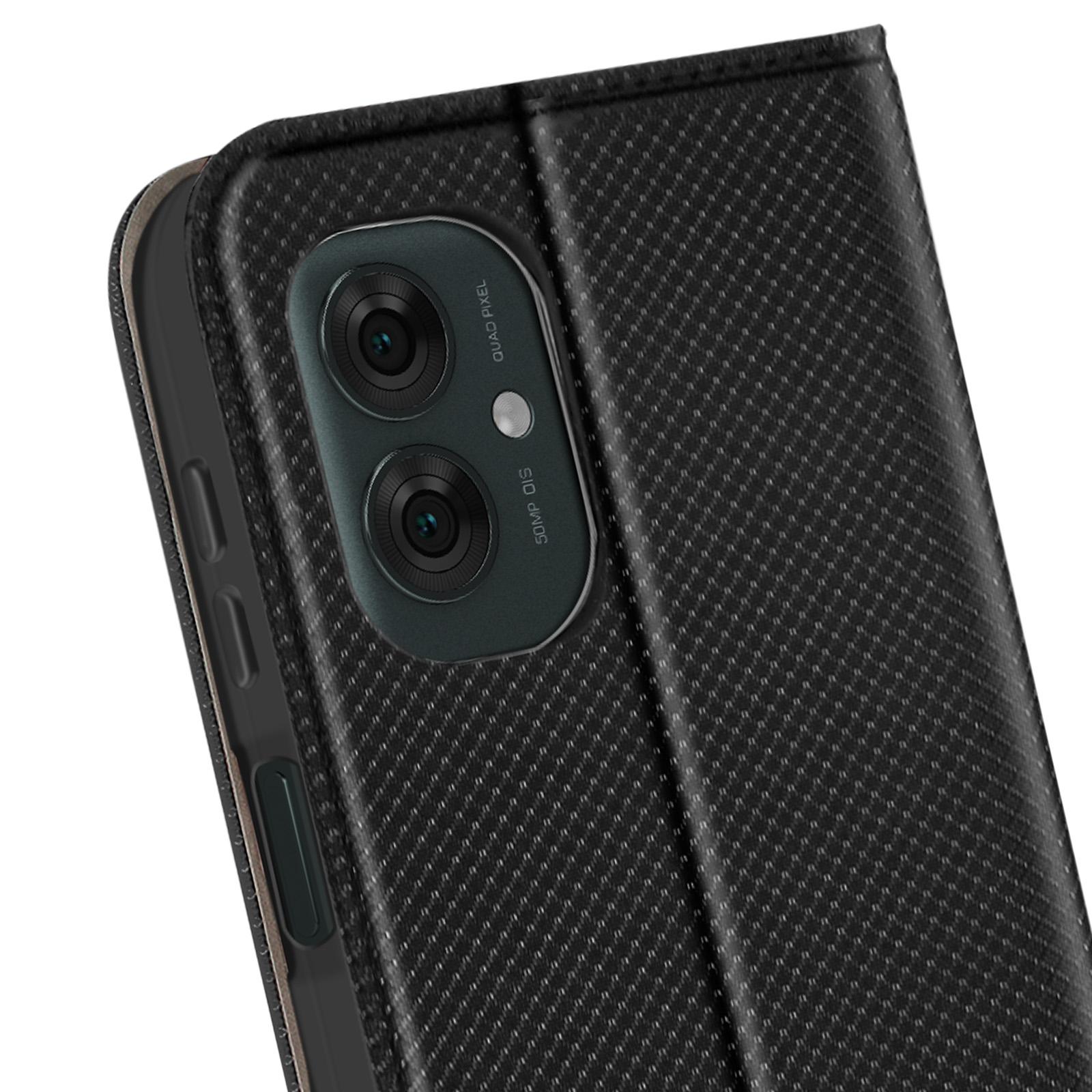 Primo piano di una custodia per telefono con un'evidenza della fotocamera, nera e strutturata.