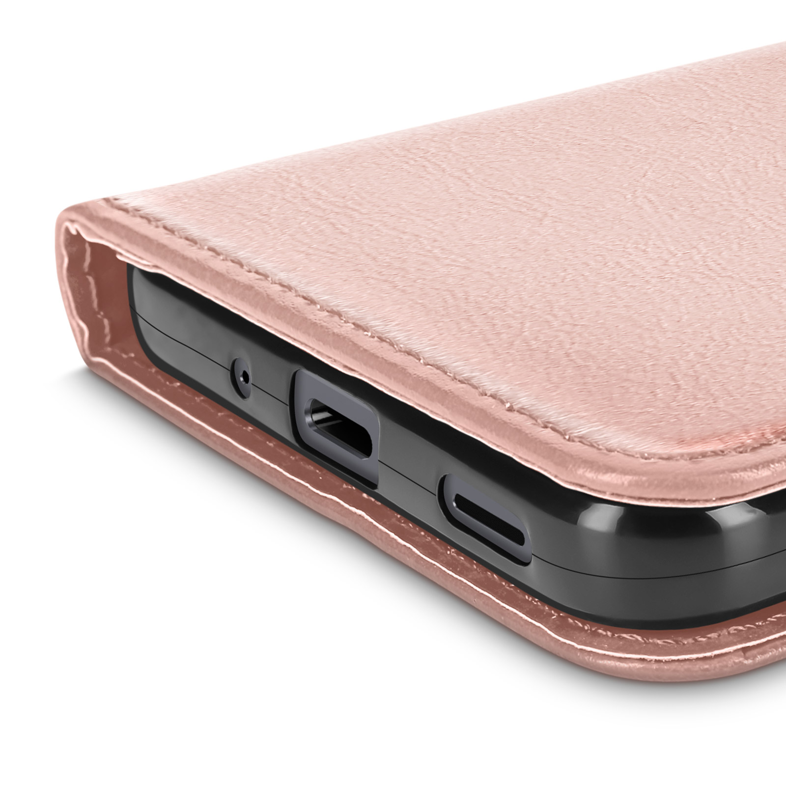 Gros plan sur un étui de téléphone or rose, montrant le côté avec les ports et une surface texturée.