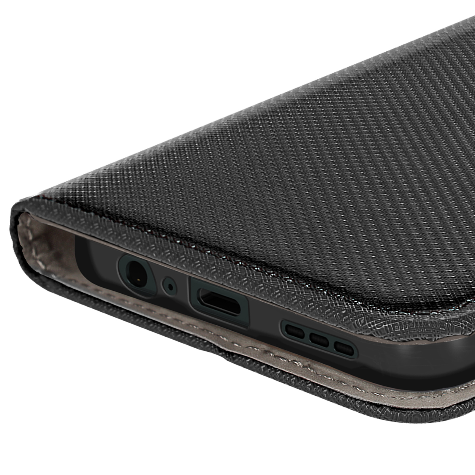 Primo piano di una custodia per telefono, nera con un design strutturato. Mostra le porte per la ricarica e l'audio.
