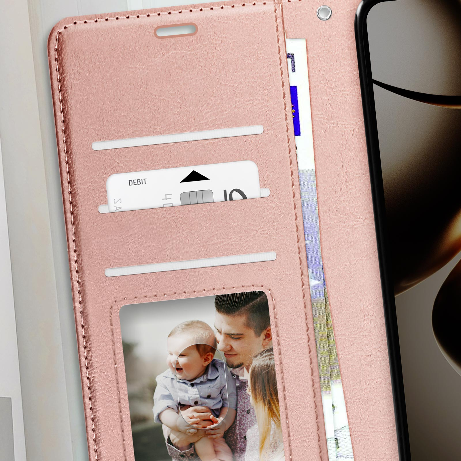 Portafoglio in pelle rosa aperto. Contiene slot per carte con una carta e una foto di famiglia.