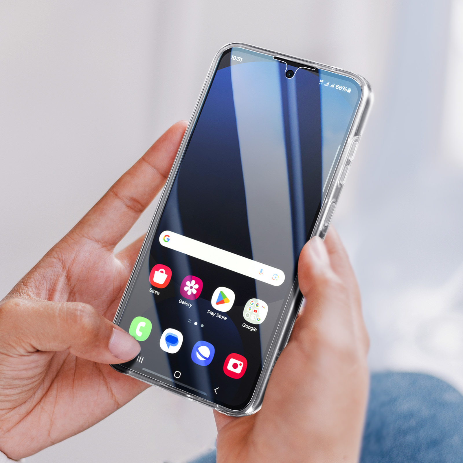 Una persona che tiene in mano uno smartphone con una custodia trasparente. Il telefono mostra le icone delle app.