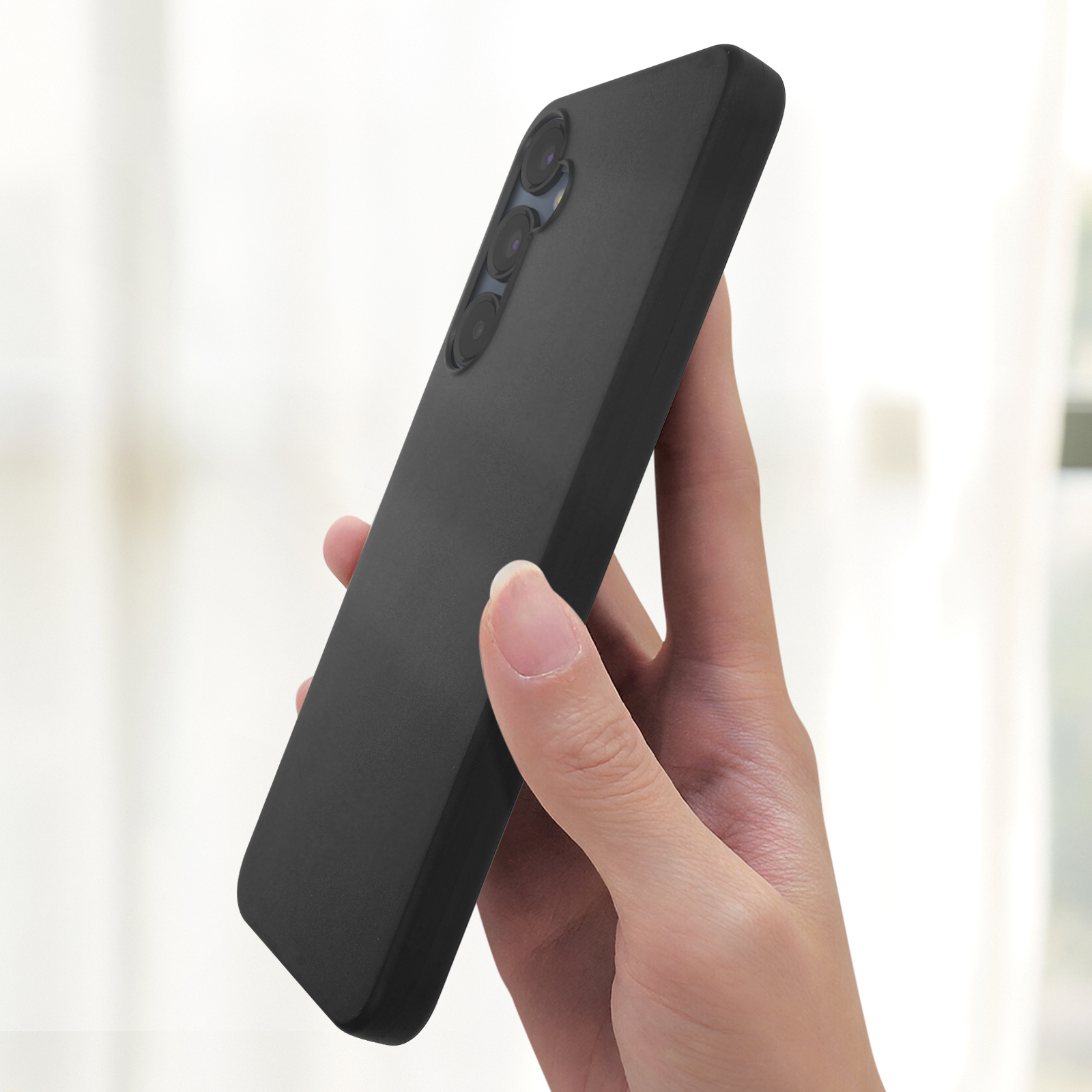 Een zwarte smartphonehoes in de hand, schuine hoek. De hoes heeft drie cameralaten.
