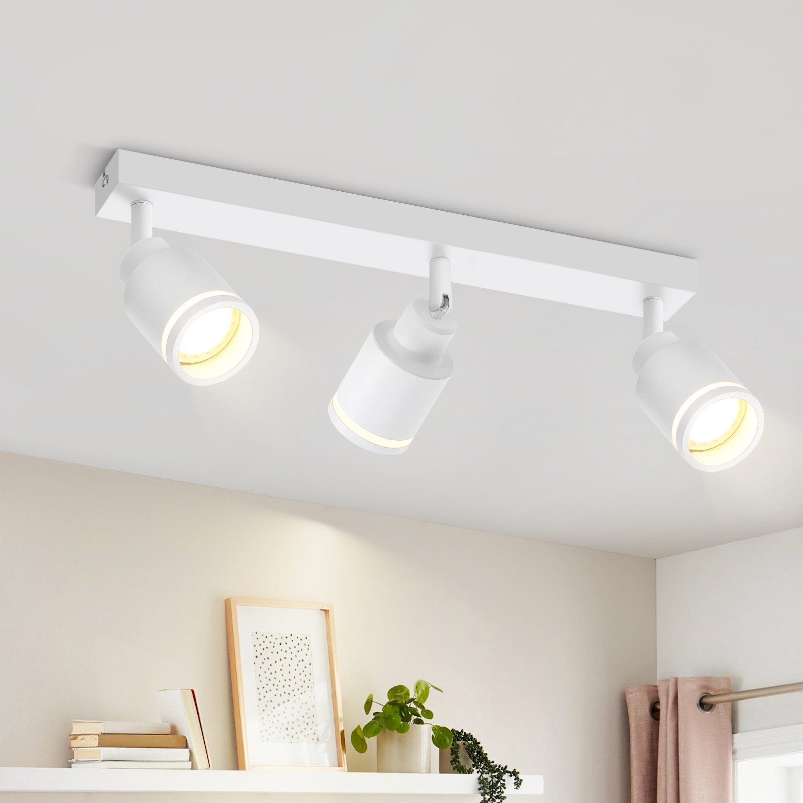 Luci a soffitto bianche con tre faretti orientabili.