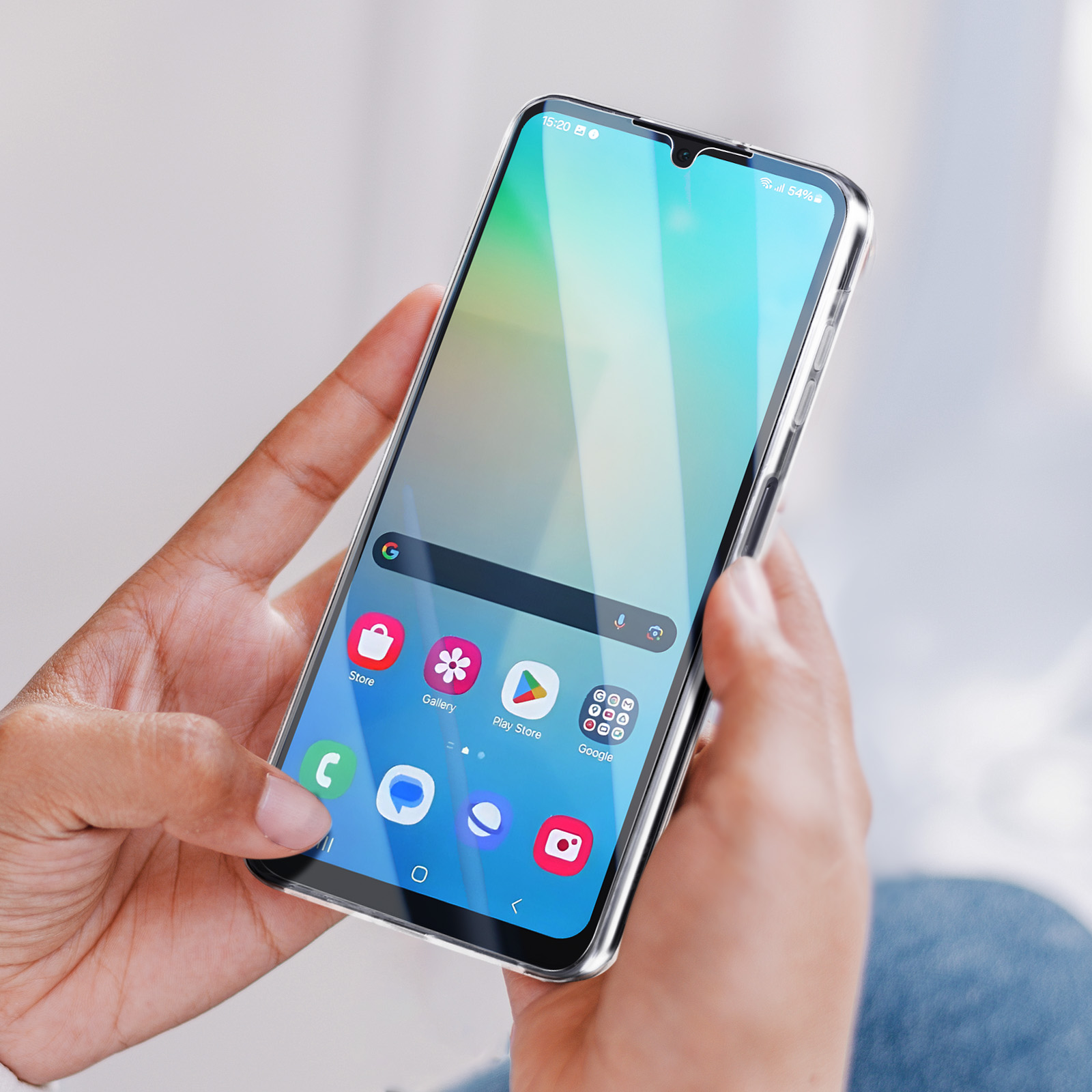 Una persona sosteniendo un teléfono inteligente que muestra iconos de aplicaciones en la pantalla. El teléfono está en una funda transparente.