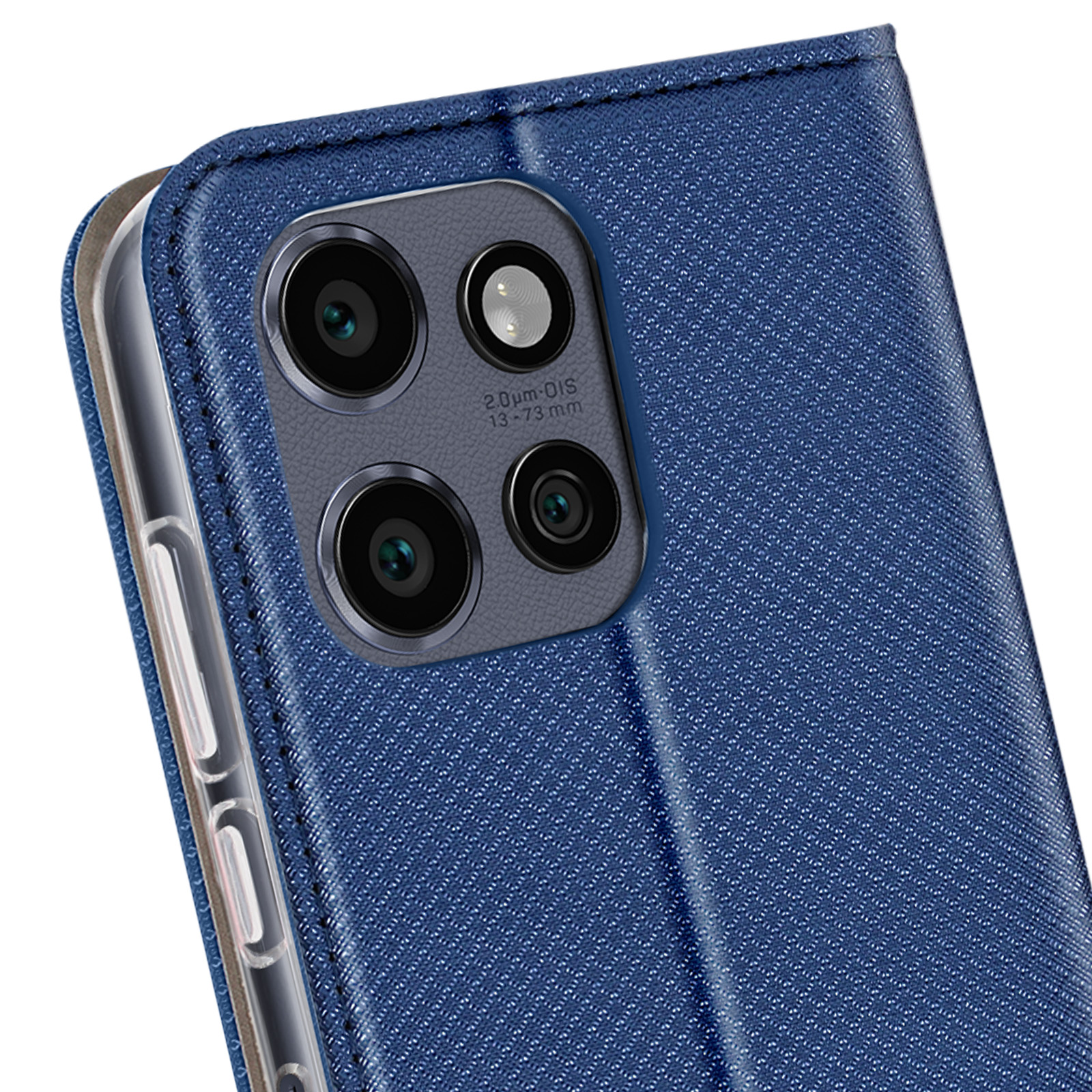 Primo piano di una custodia blu per telefono con tre obiettivi della fotocamera. La custodia è chiusa, proteggendo il telefono.