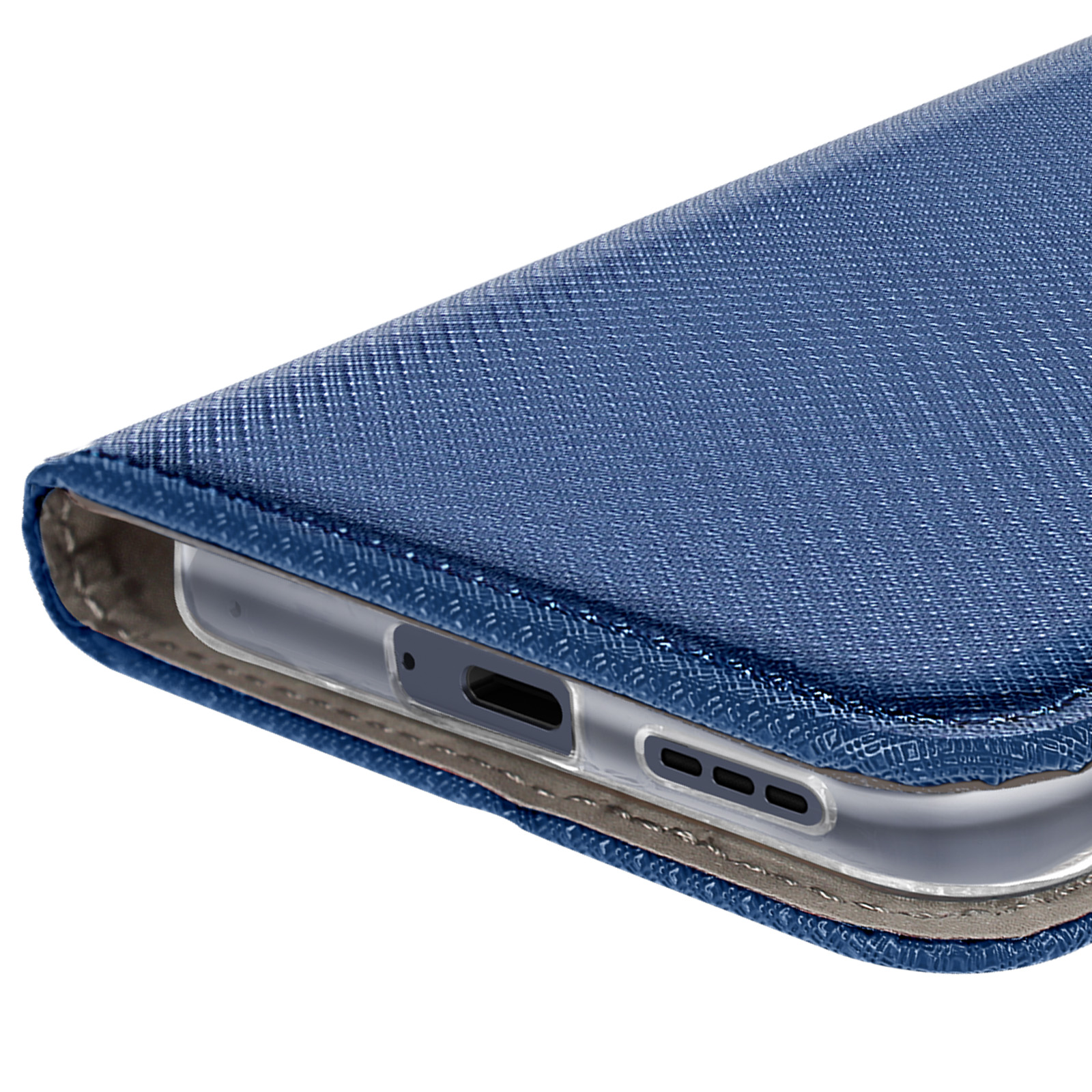 Primo piano di una custodia blu per telefono. Mostra il lato con la porta di ricarica e i fori degli altoparlanti. Interno grigio.