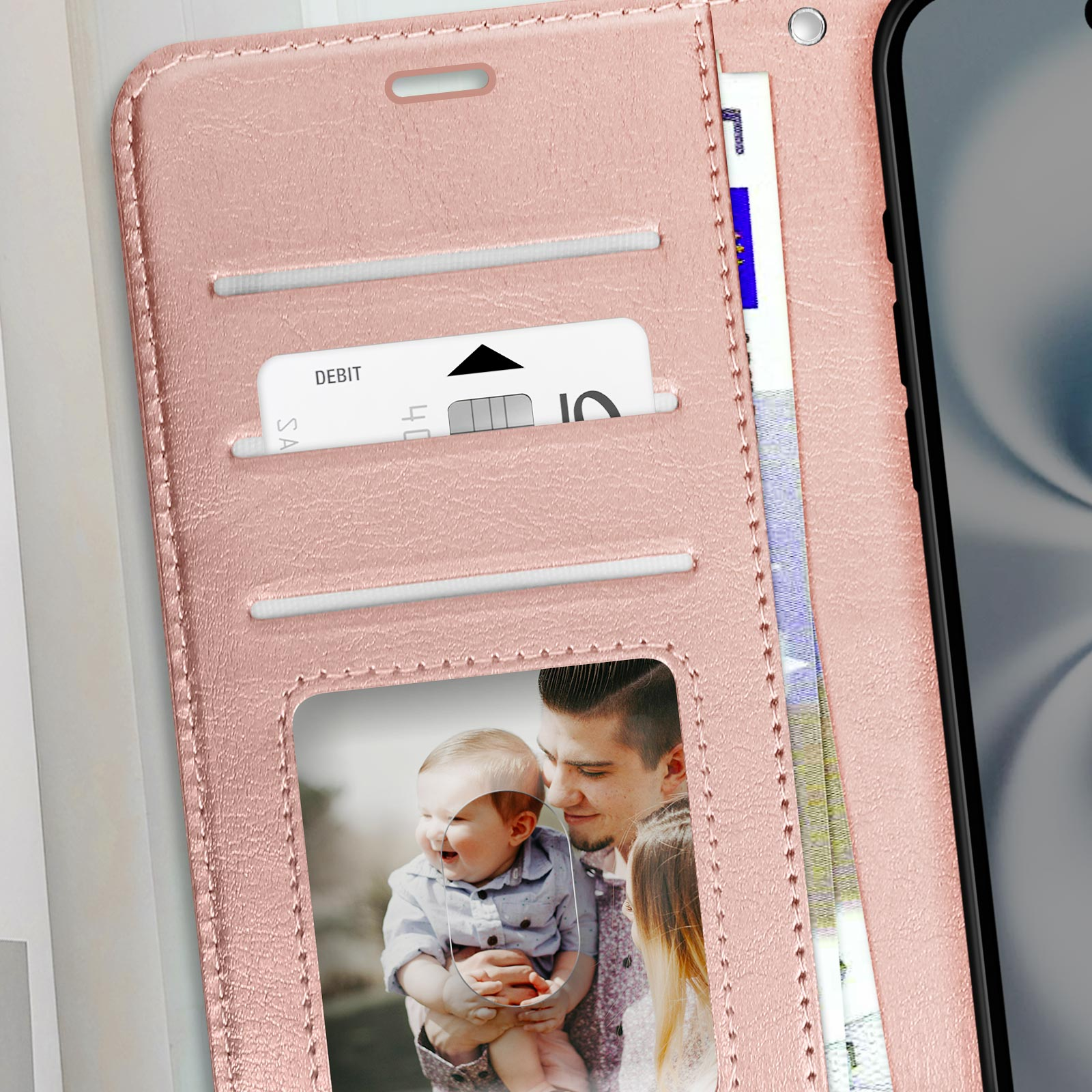 Custodia per telefono rosa con foto di un bambino e dei genitori e scomparti per carte.
