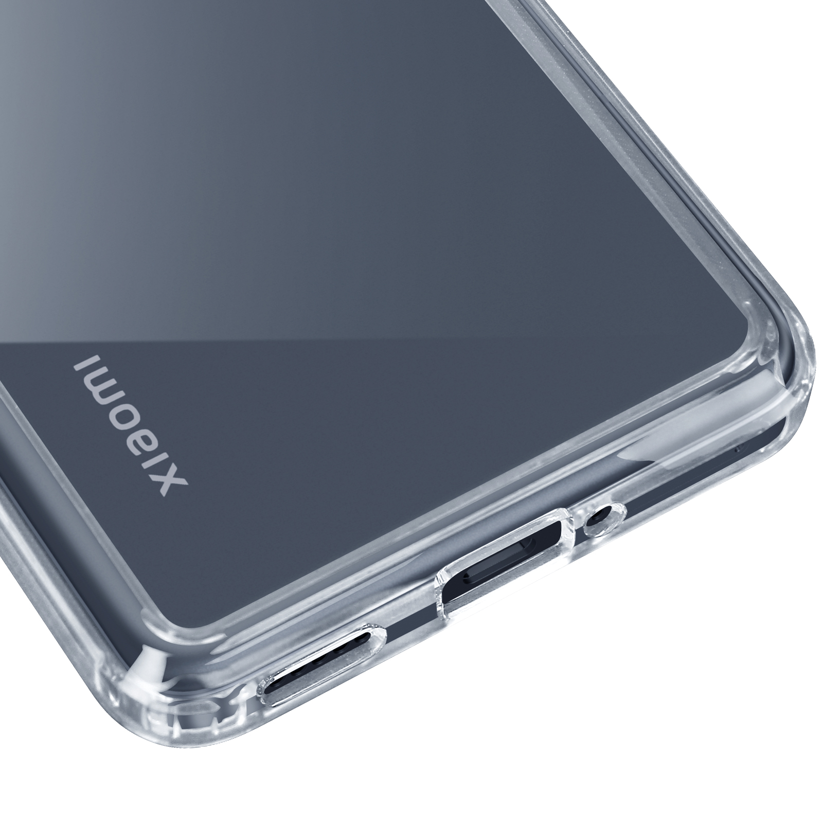 Zbliżenie na przezroczyste etui na telefon Xiaomi. Widoczne są porty telefonu i logo Xiaomi.