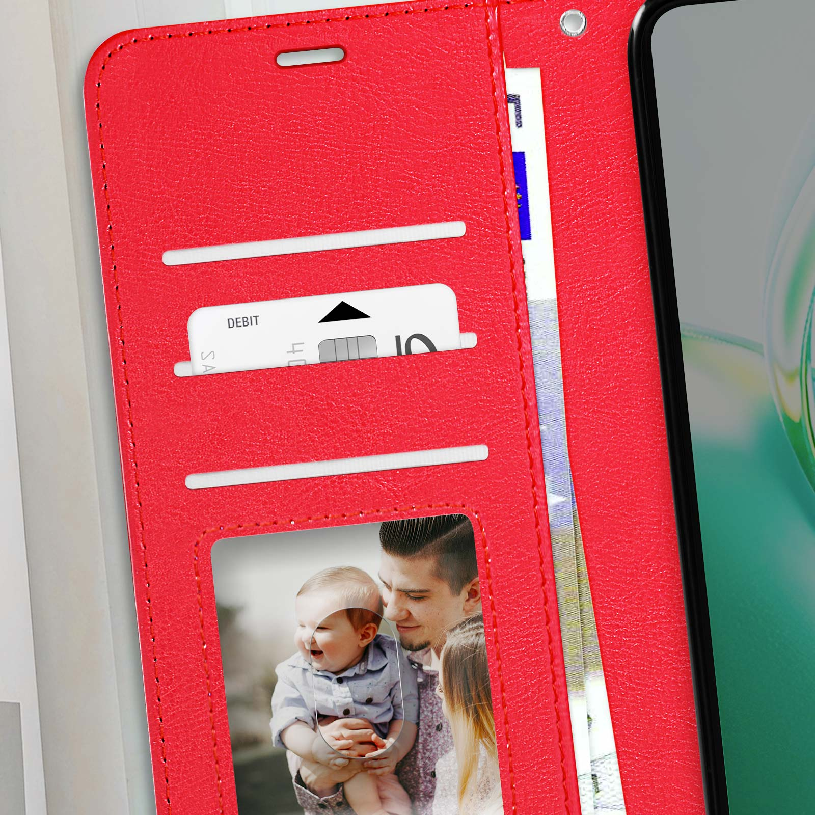 Una custodia per telefono rossa con design a portafoglio, che mostra una foto di famiglia e alcune carte all'interno.