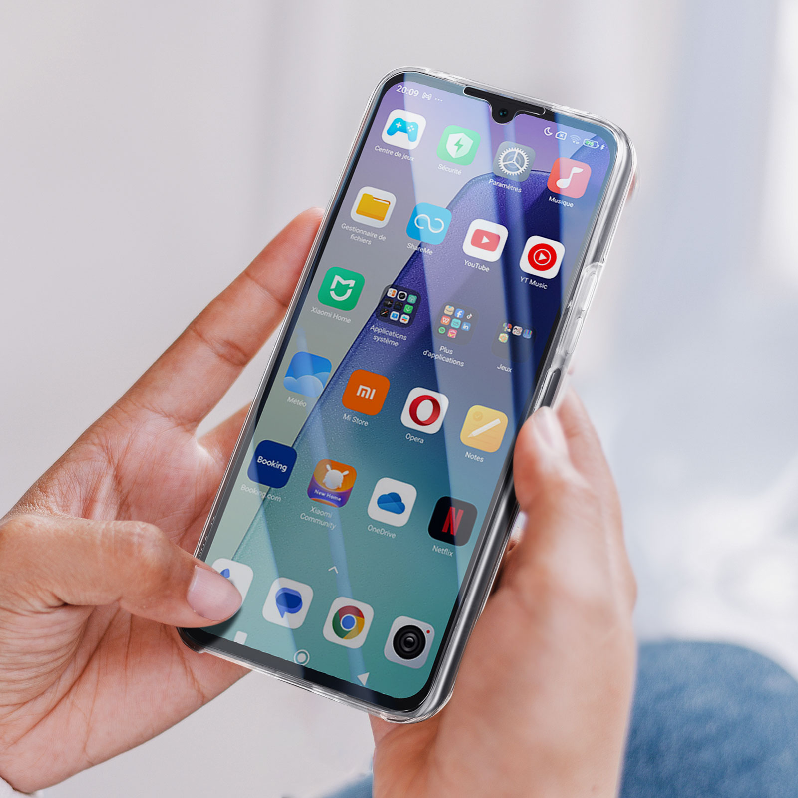 Mano che tiene un telefono con app sullo schermo. Telefono in custodia protettiva trasparente.