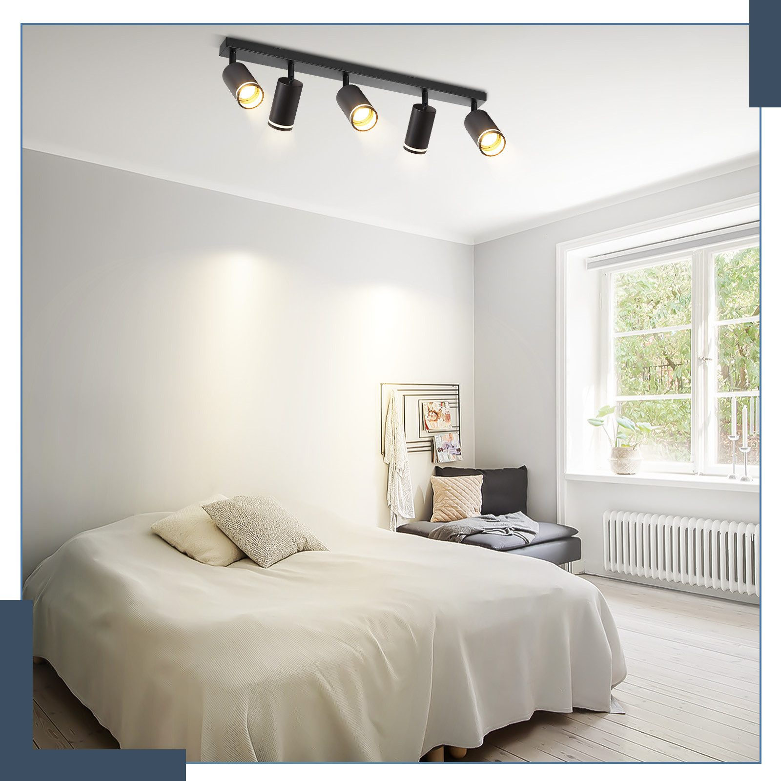 Camera da letto con letto, finestra e faretti sul soffitto. Una sedia nera è a destra.