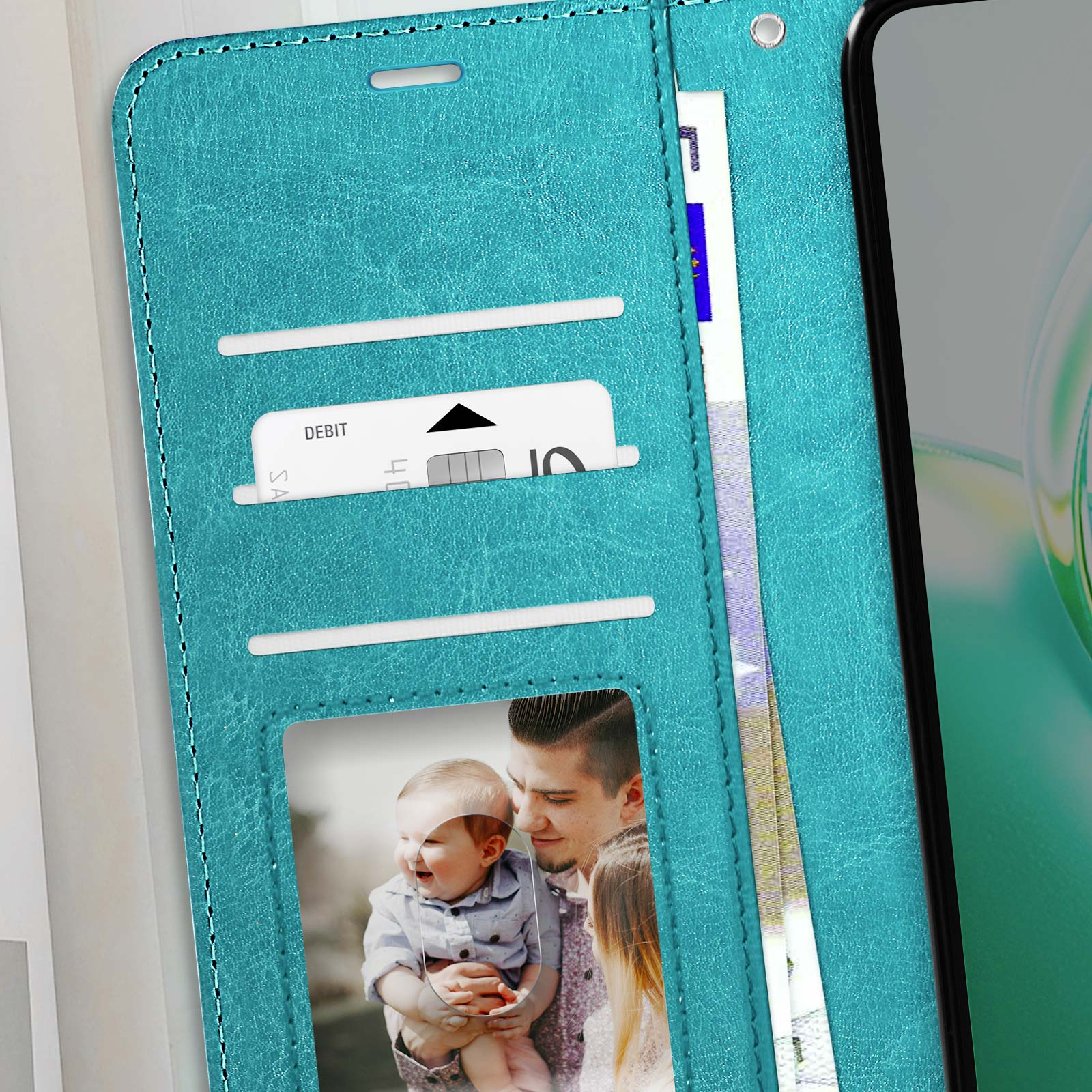 Custodia per telefono turchese con fessura per carte e foto. Carta e denaro negli slot. Un telefono dentro.