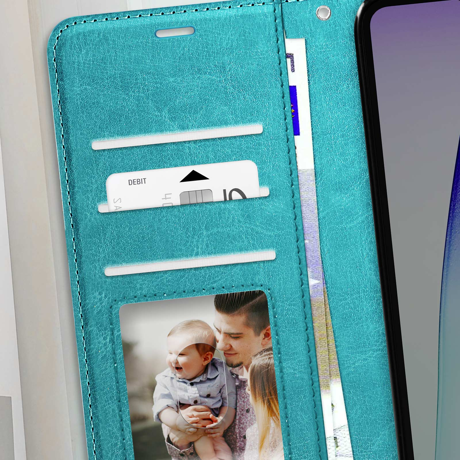 Una custodia per telefono in pelle color turchese con fessure per carte e una foto, che tiene un telefono.
