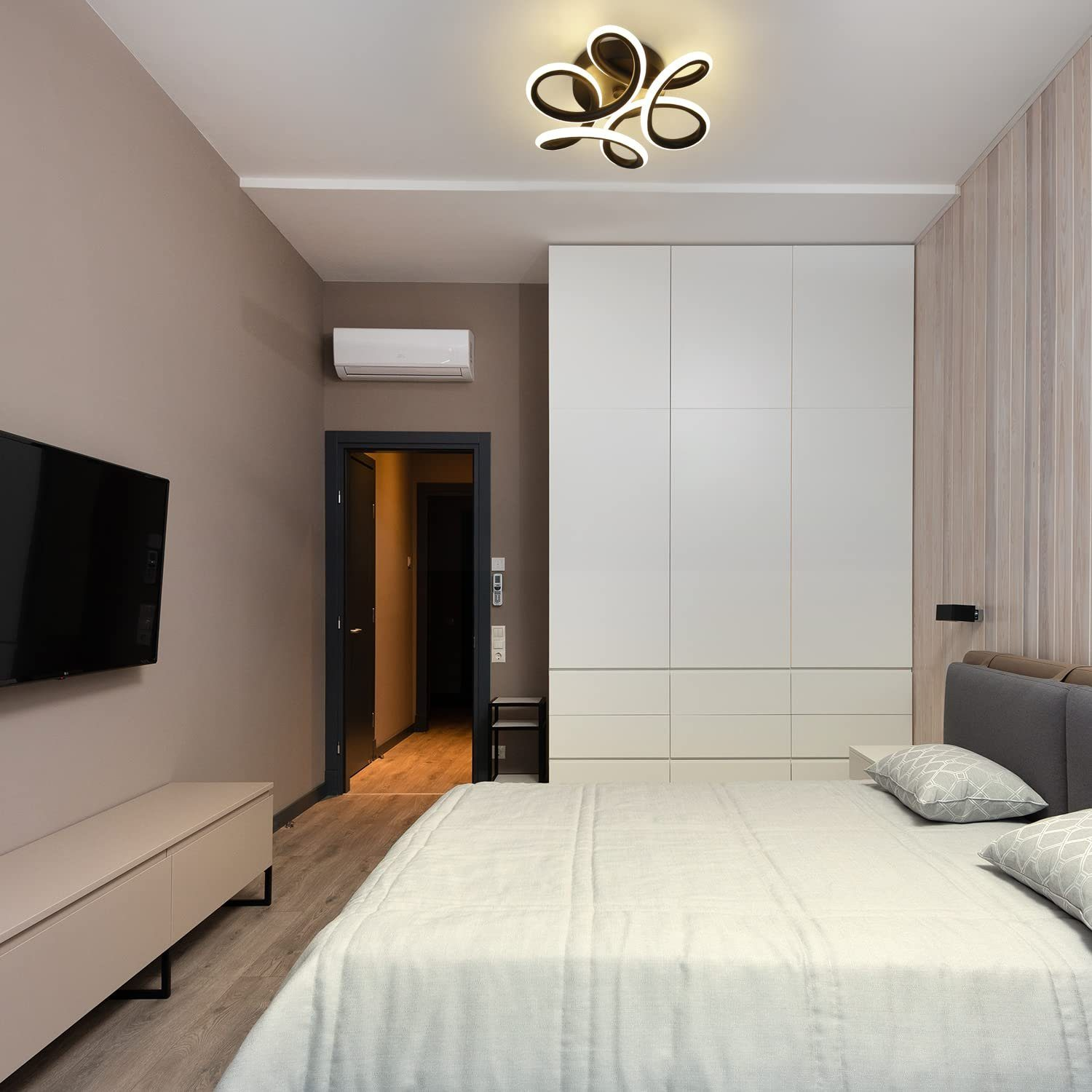 Dormitorio con armario blanco, cama, TV y una luz de techo decorativa.