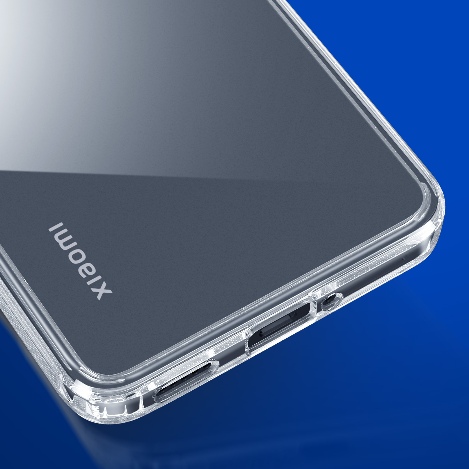 Zbliżenie przezroczystego etui na telefon. Słowo 'Xiaomi' jest nadrukowane na etui. Niebieskie tło.
