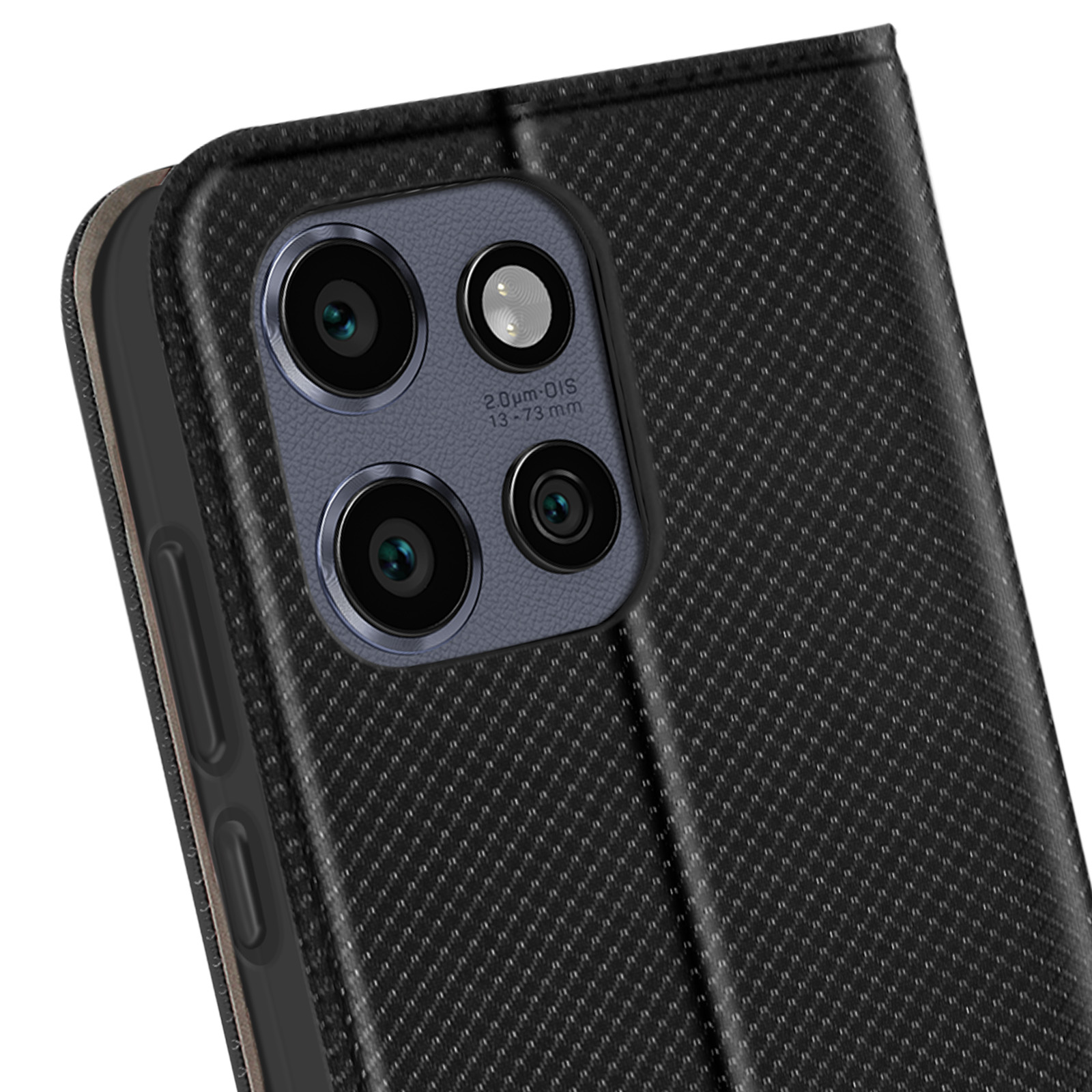 Primo piano di una custodia nera con tre obiettivi della fotocamera visibili.