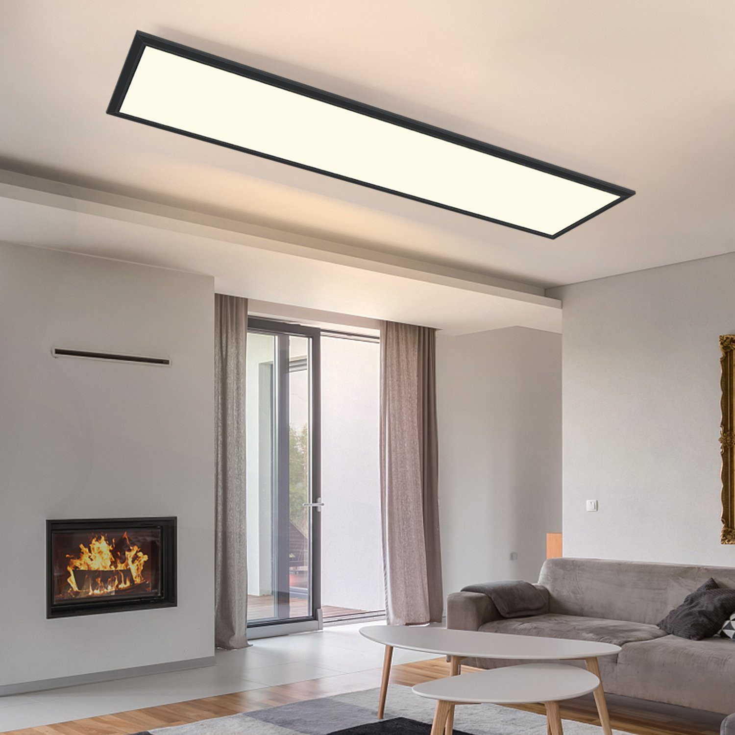 Un apparecchio per l'illuminazione a soffitto rettangolare, che illumina un soggiorno con camino e divano.