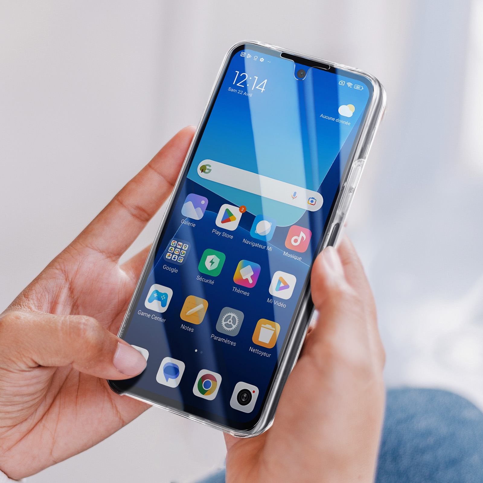 Le mani di una persona che tengono un telefono. Il telefono mostra una schermata dell'app e la custodia è trasparente.