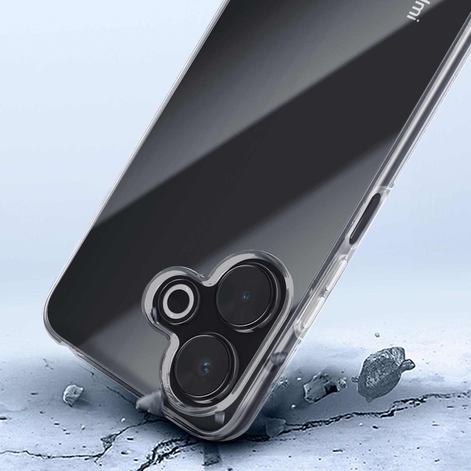 Custodia trasparente con lenti della fotocamera, su superficie con crepe.
