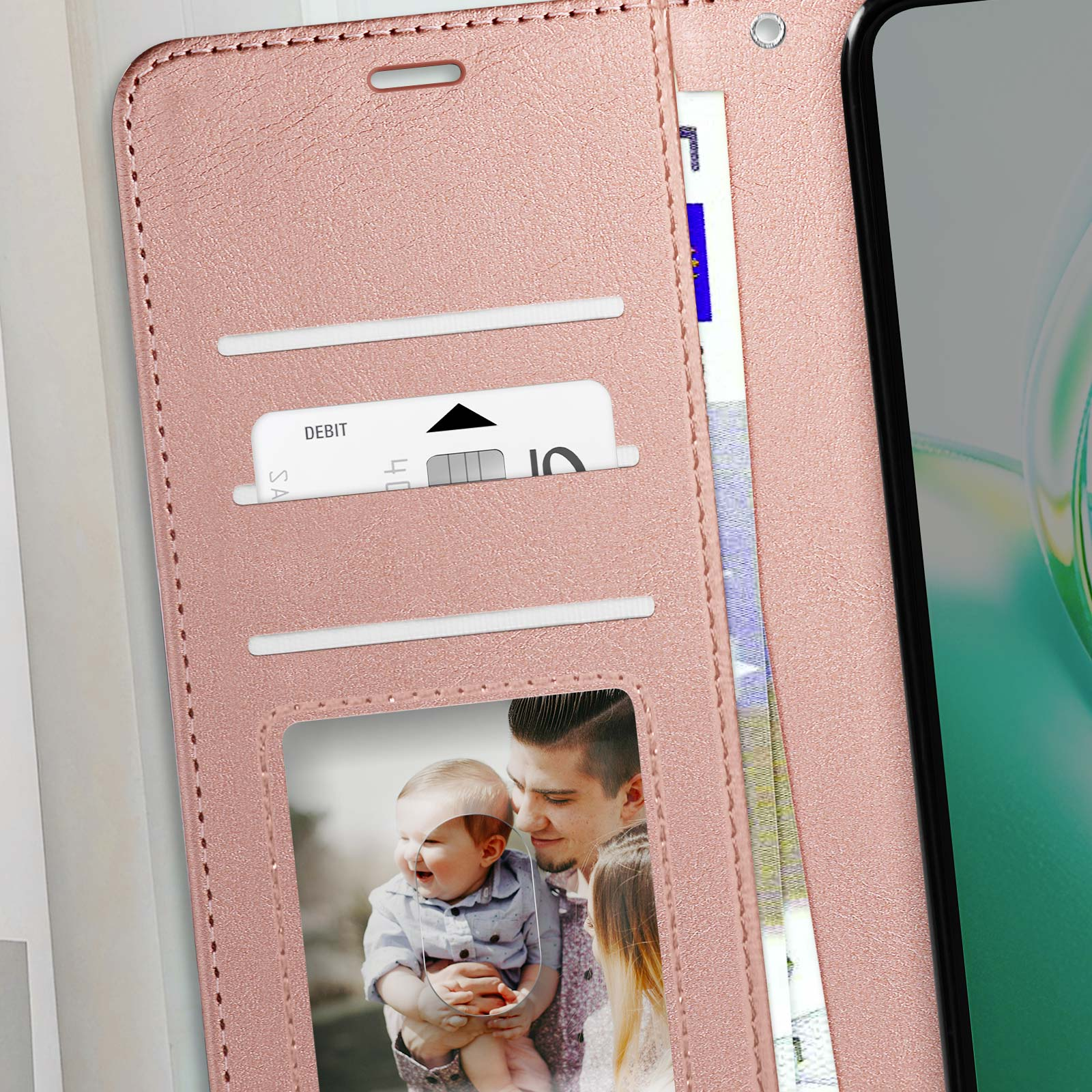 Custodia rosa per telefono aperta, che mostra una foto di famiglia e fessure per carte. Il telefono non è visibile.