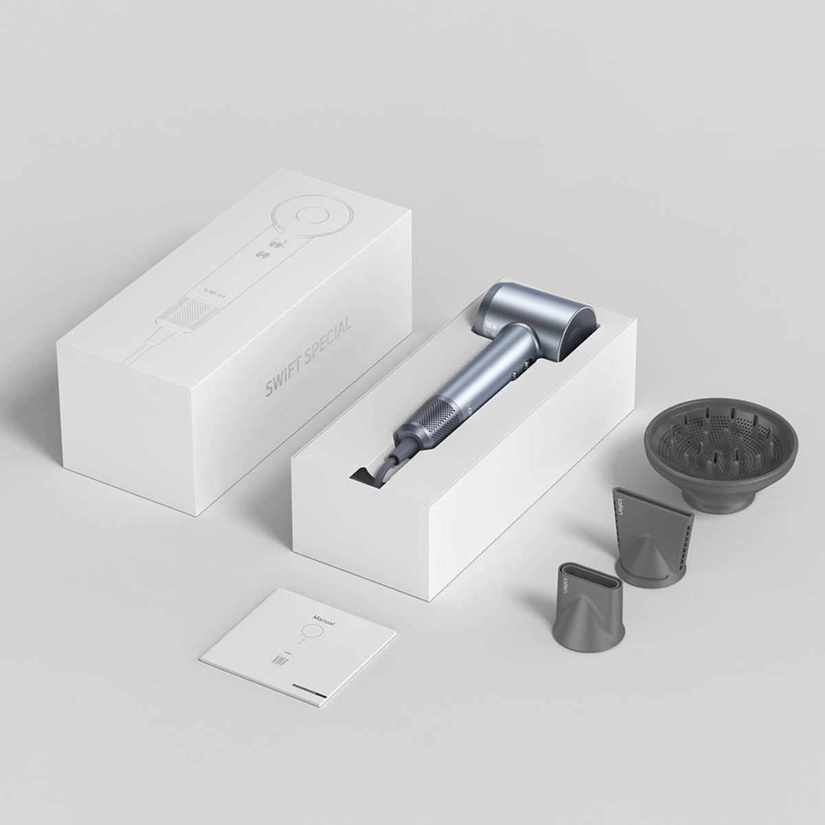 Secador de pelo y accesorios en cajas blancas. Secador gris, boquillas y difusor sobre superficie blanca.
