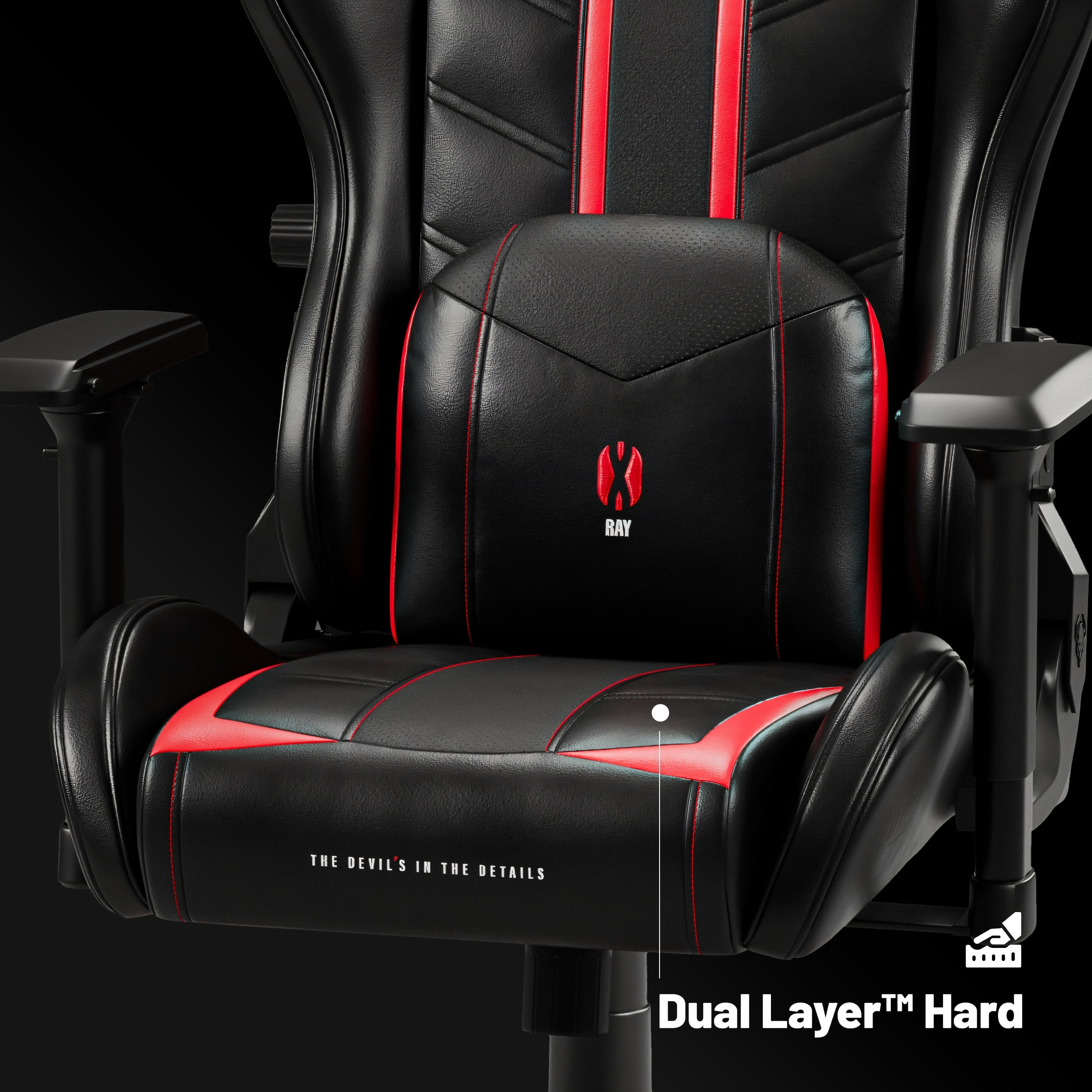Czarny i czerwony fotel gamingowy. Oparcie ma zagłówek i poduszkę lędźwiową. Widoczny jest tekst 'The Devil's in the details'.
