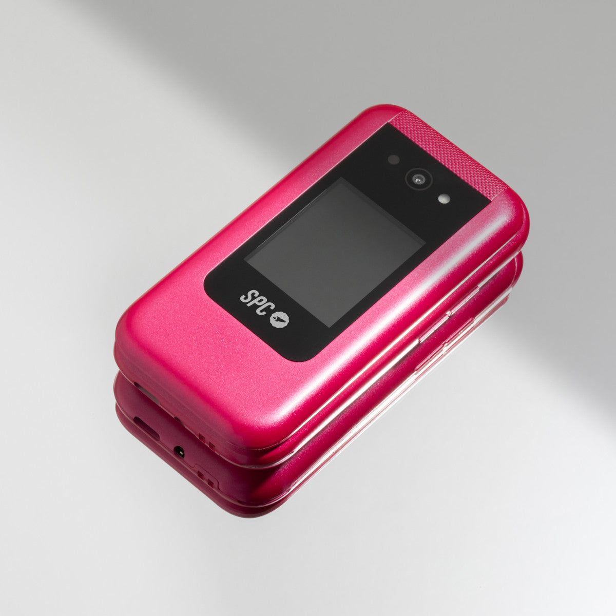 Czarny, inteligentny wyświetlacz pokazujący przepis na sałatkę, kalendarz i informacje o pogodzie.