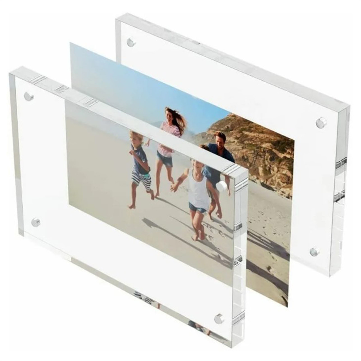Drei klare Acryl-Fotorahmen mit einem Familienfoto im Inneren, in einem Winkel.
